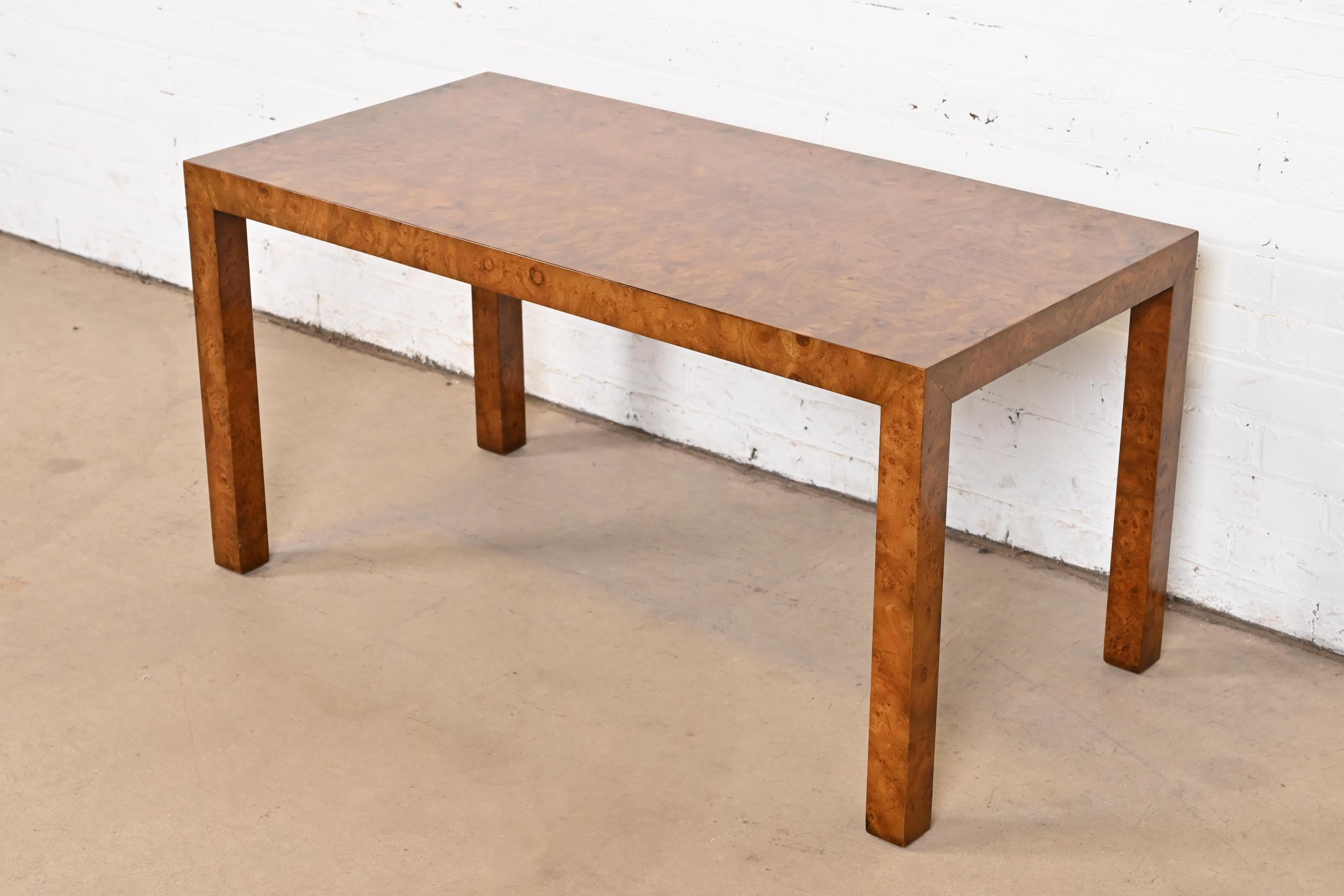 An outstanding Milo Baughman style Mid-Century Modern Parsons console table, sofa table, or coffee table in stunning book-matched burl wood

By Beacon Hill

USA, 1960s

Measures: 42