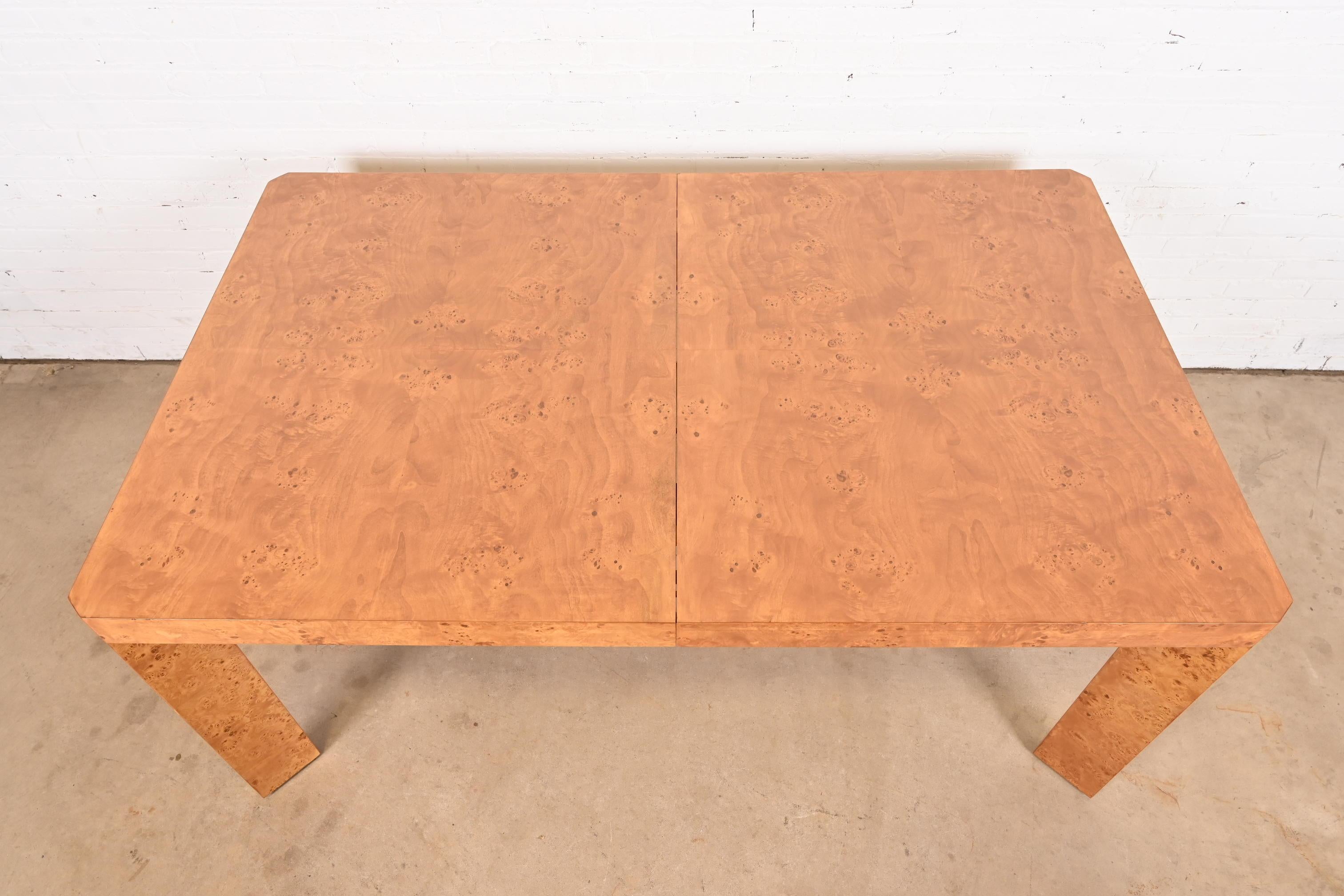 Table de salle à manger à rallonge Parsons en bois de broussin, style Milo Baughman, mi-siècle moderne en vente 3