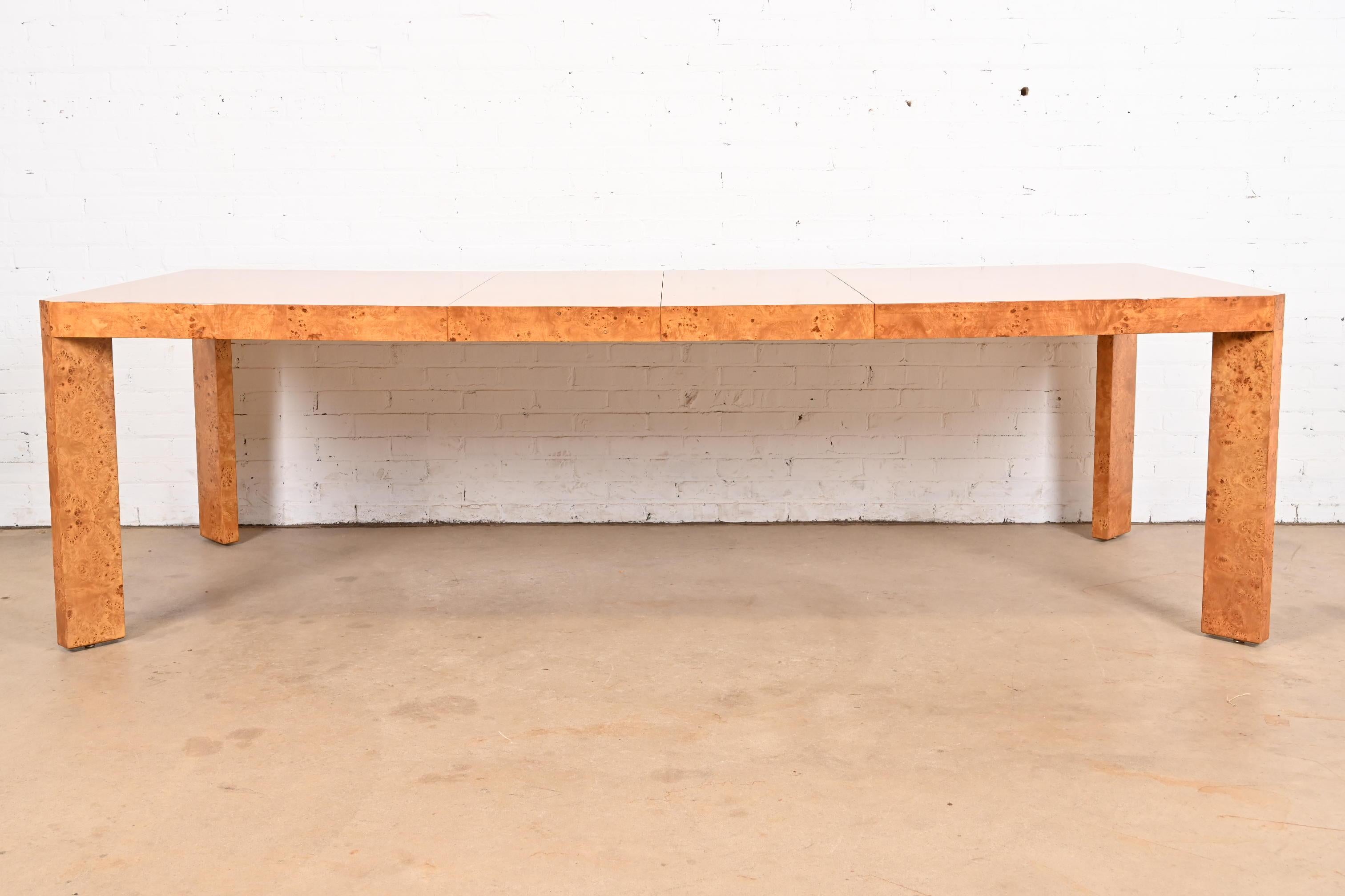 Mid-Century Modern Table de salle à manger à rallonge Parsons en bois de broussin, style Milo Baughman, mi-siècle moderne en vente
