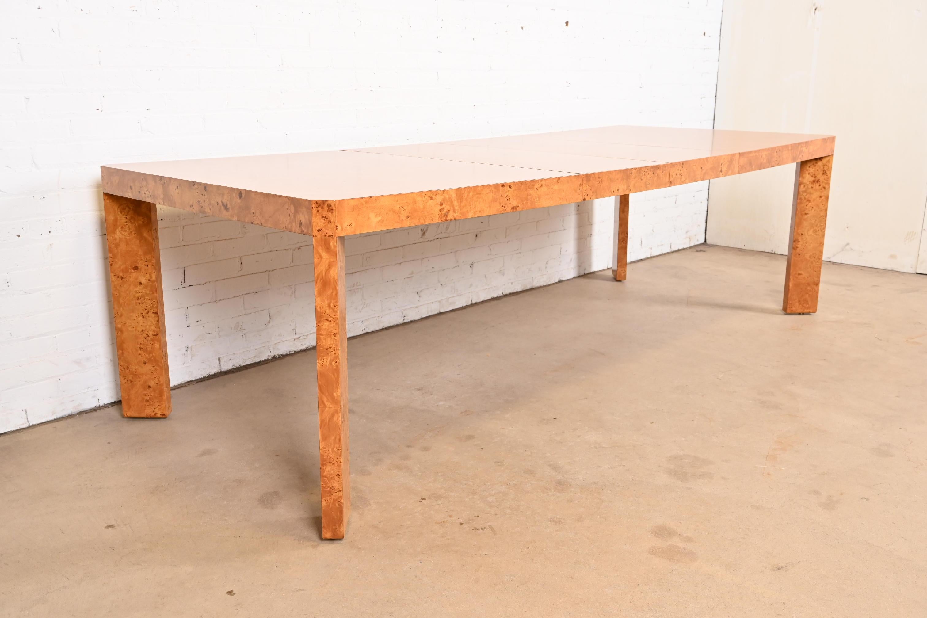 Table de salle à manger à rallonge Parsons en bois de broussin, style Milo Baughman, mi-siècle moderne Bon état - En vente à South Bend, IN