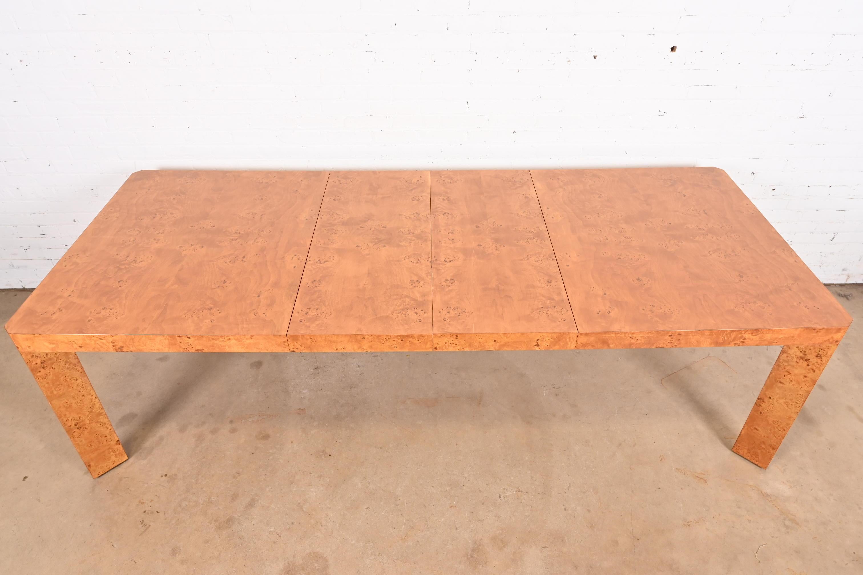 Fin du 20e siècle Table de salle à manger à rallonge Parsons en bois de broussin, style Milo Baughman, mi-siècle moderne en vente