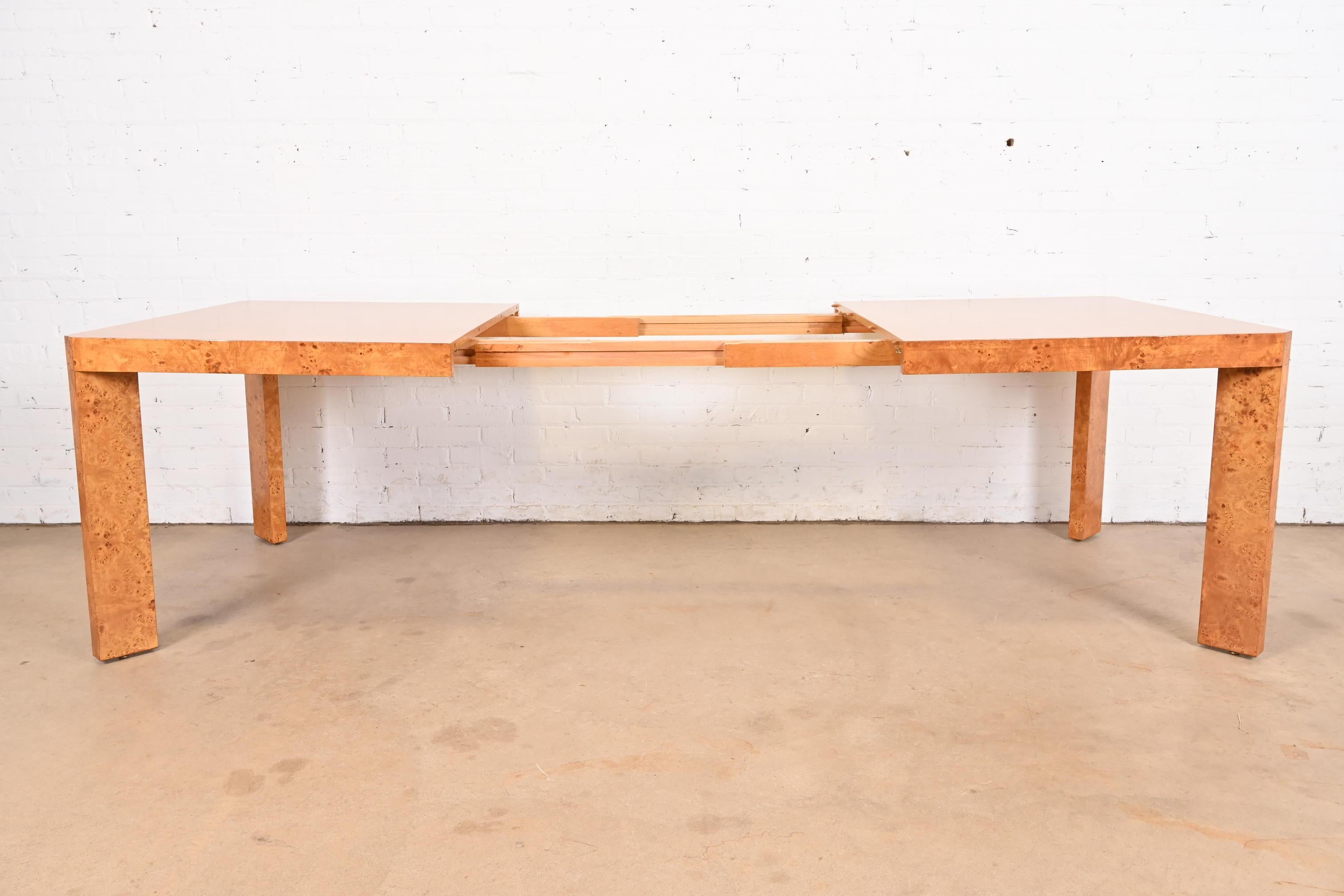 Broussin Table de salle à manger à rallonge Parsons en bois de broussin, style Milo Baughman, mi-siècle moderne en vente