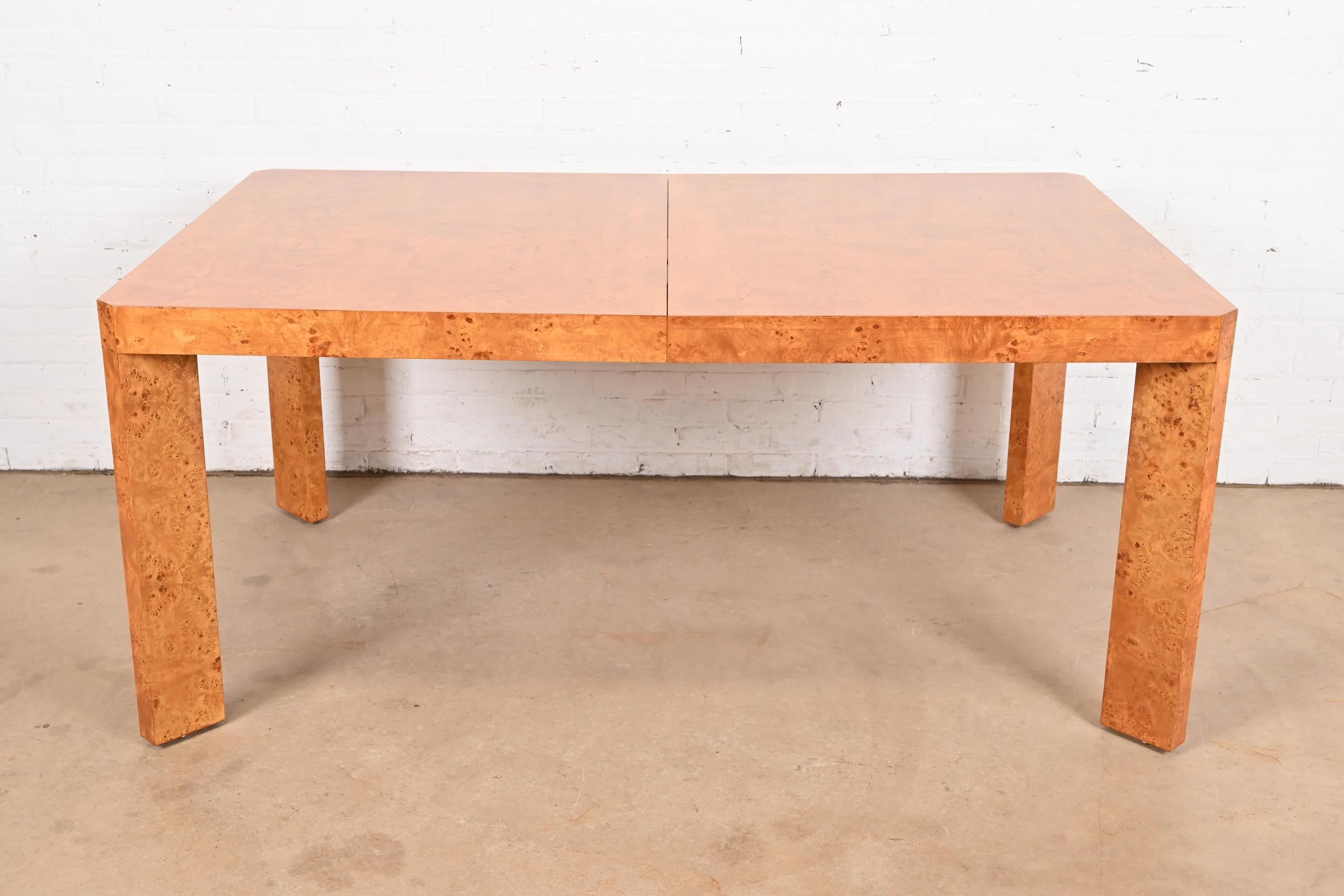 Table de salle à manger à rallonge Parsons en bois de broussin, style Milo Baughman, mi-siècle moderne en vente 1