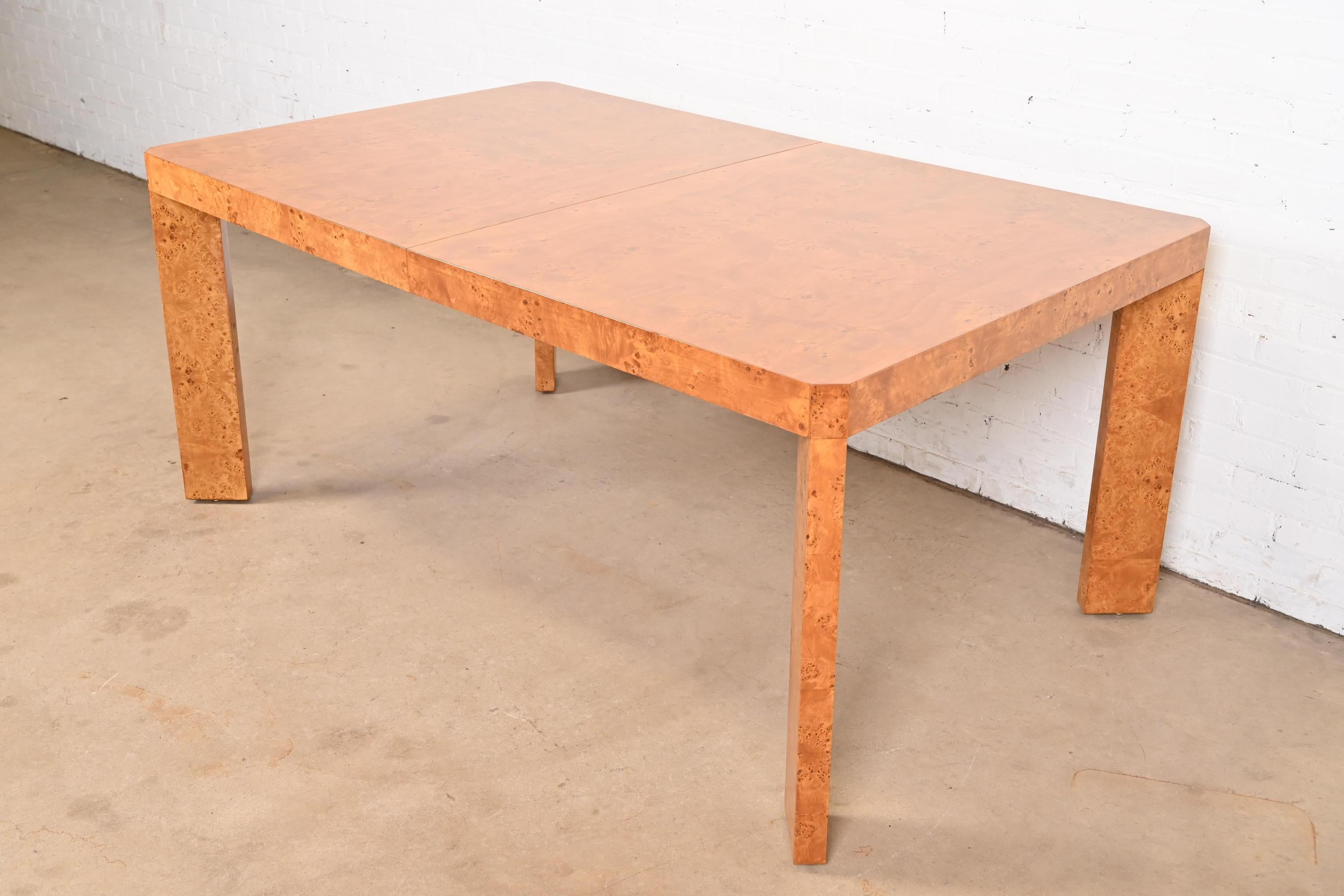 Table de salle à manger à rallonge Parsons en bois de broussin, style Milo Baughman, mi-siècle moderne en vente 2