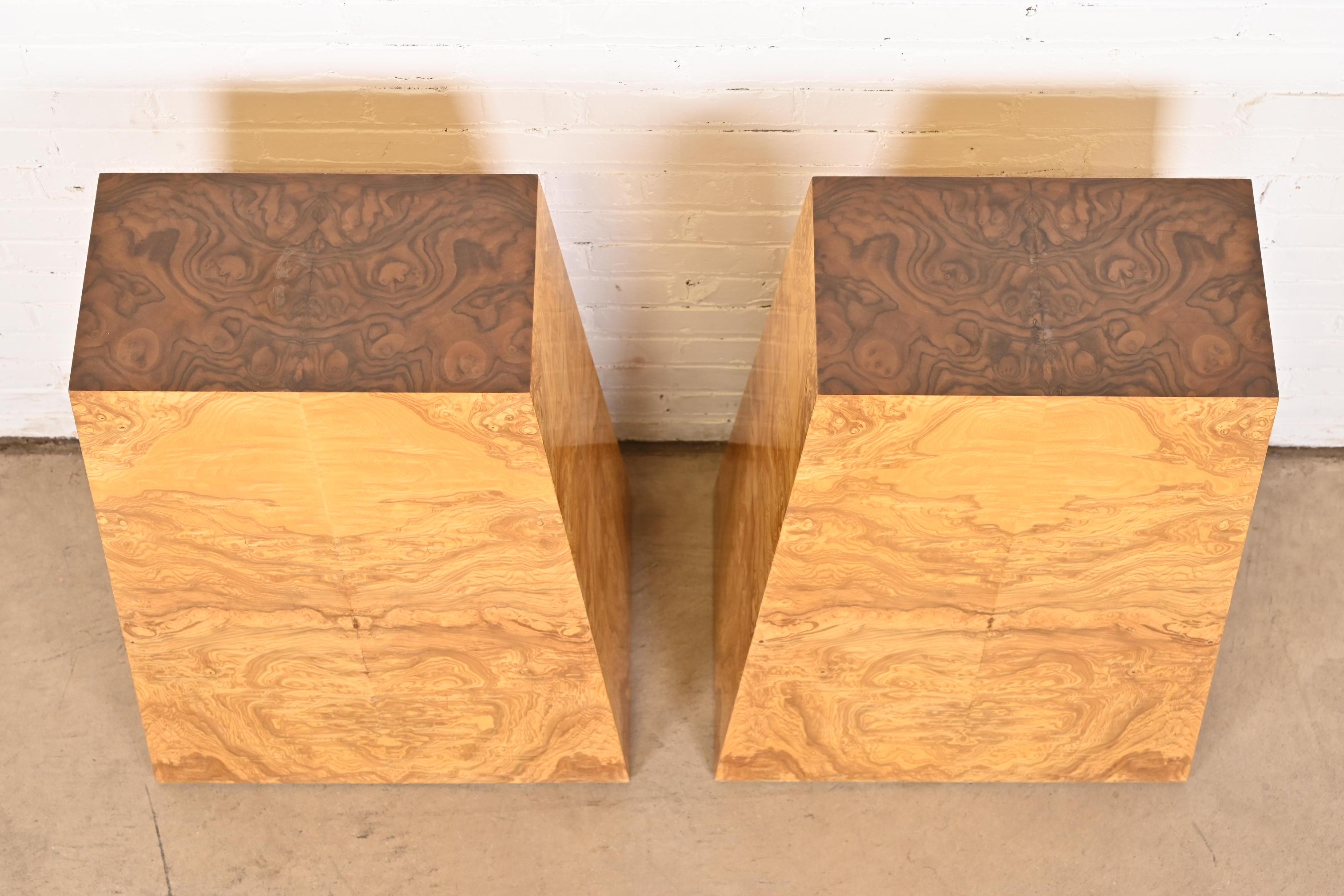 Paire de piédestaux en bois de ronce de style Milo Baughman, mi-siècle moderne en vente 1