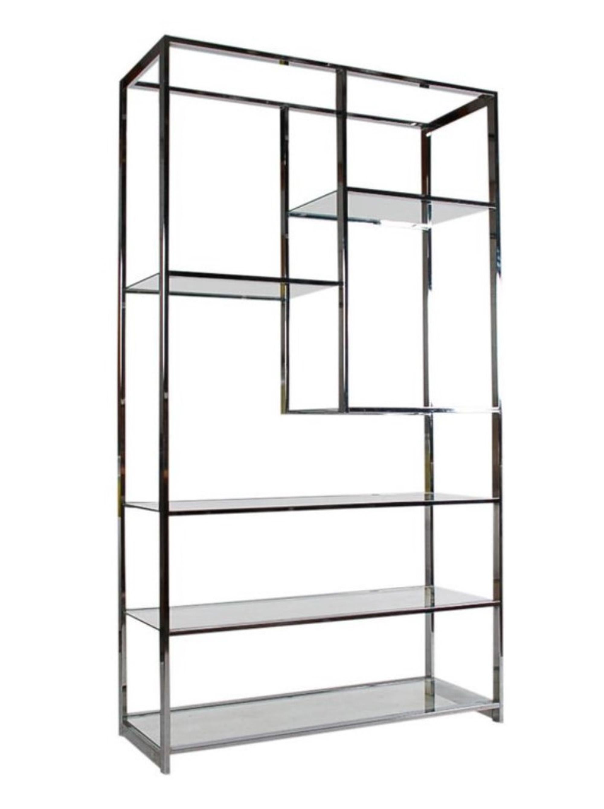 Un design classique des années 1970 dans le style de Milo Baughman. Cette étagère est fabriquée en acier chromé et comporte des étagères en verre incrusté. En très bon état et bien entretenu.