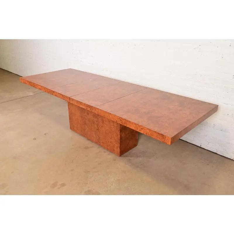 Un eccezionale tavolo da pranzo allungabile con piedistallo in stile Mid-Century Modern in legno di radica abbinato al libro

Alla maniera di Milo Baughman per Thayer Coggin

USA, circa anni '1970

Misure: 72 