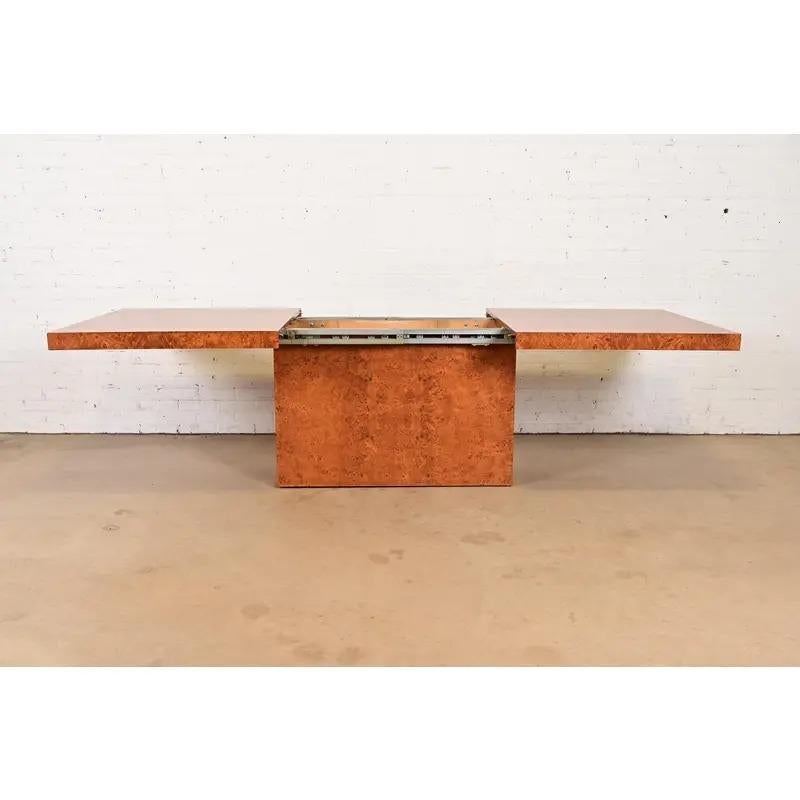 Tavolo da pranzo allungabile in stile Milo Baughman del medio secolo, appena rifinito in vendita 1