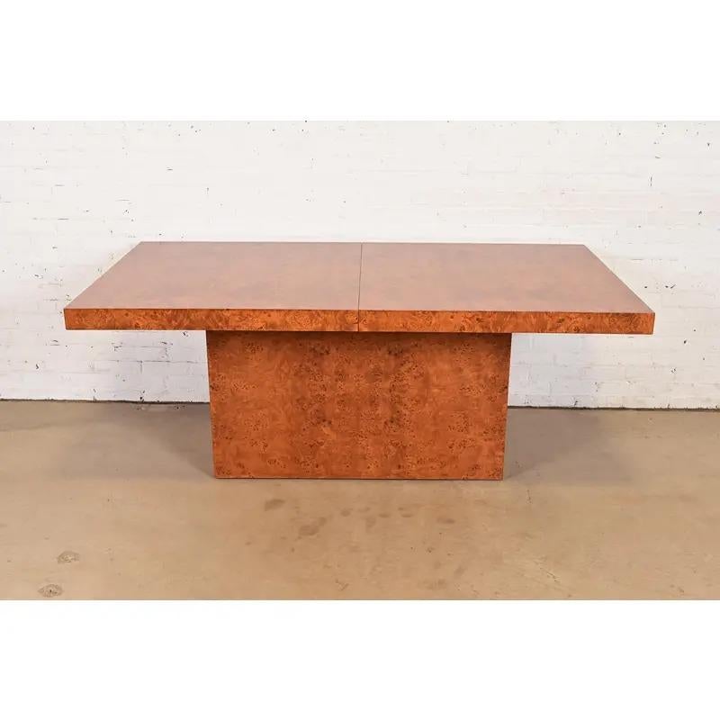 Tavolo da pranzo allungabile in stile Milo Baughman del medio secolo, appena rifinito in vendita 2