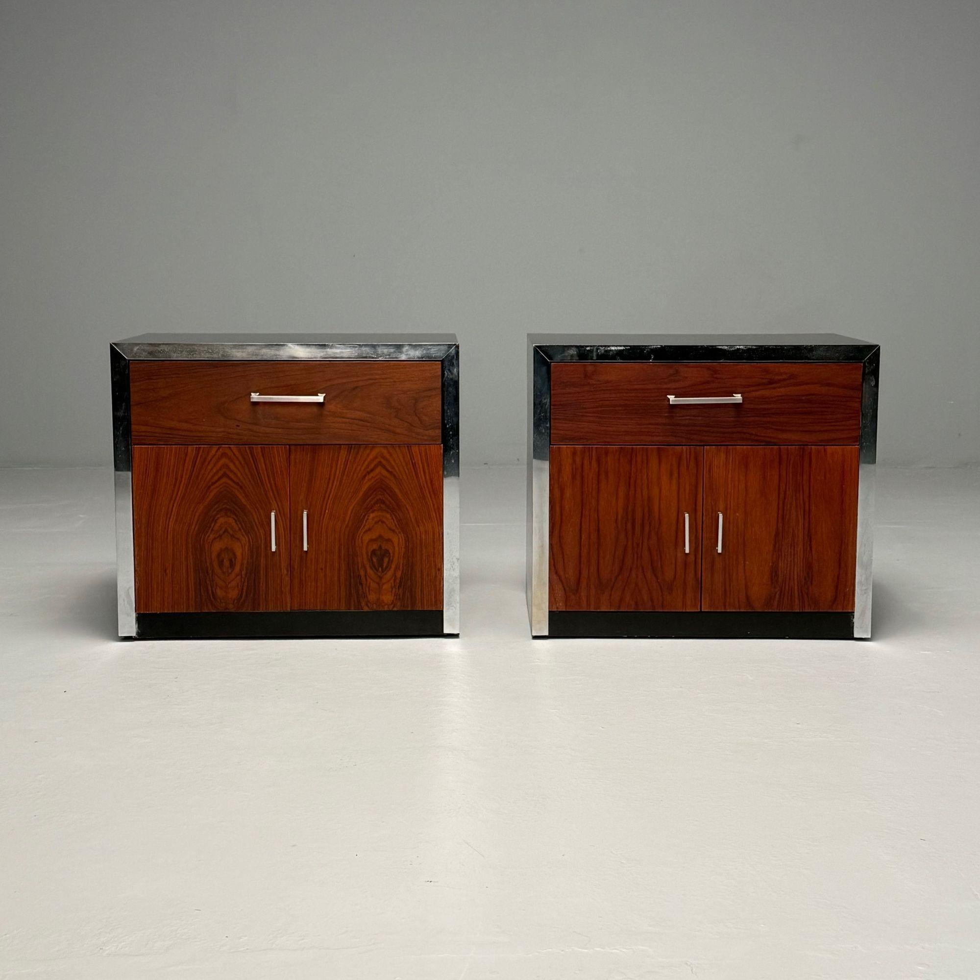 Style Milo Baughman, Modernité du milieu du siècle, Tables de chevet, Palissandre, Chrome, États-Unis années 1970

Ces tables de nuit modernes du milieu du siècle, dans le style de Milo Baughman, sont un ajout étonnant à toute chambre à coucher.
