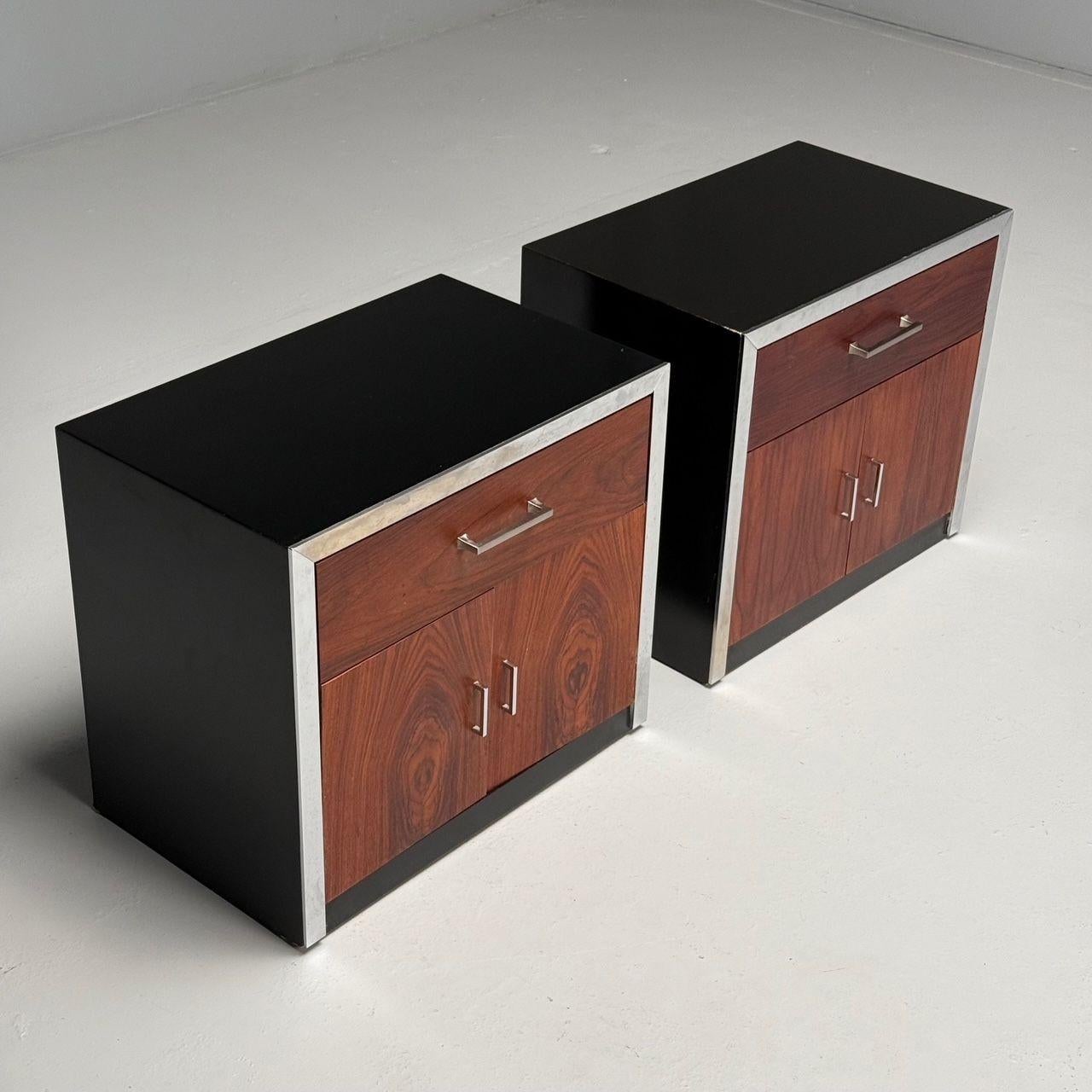 Tables de nuit de style Milo Baughman, mi-siècle moderne, bois de rose, chrome, années 1970 Bon état - En vente à Manhasset, NY