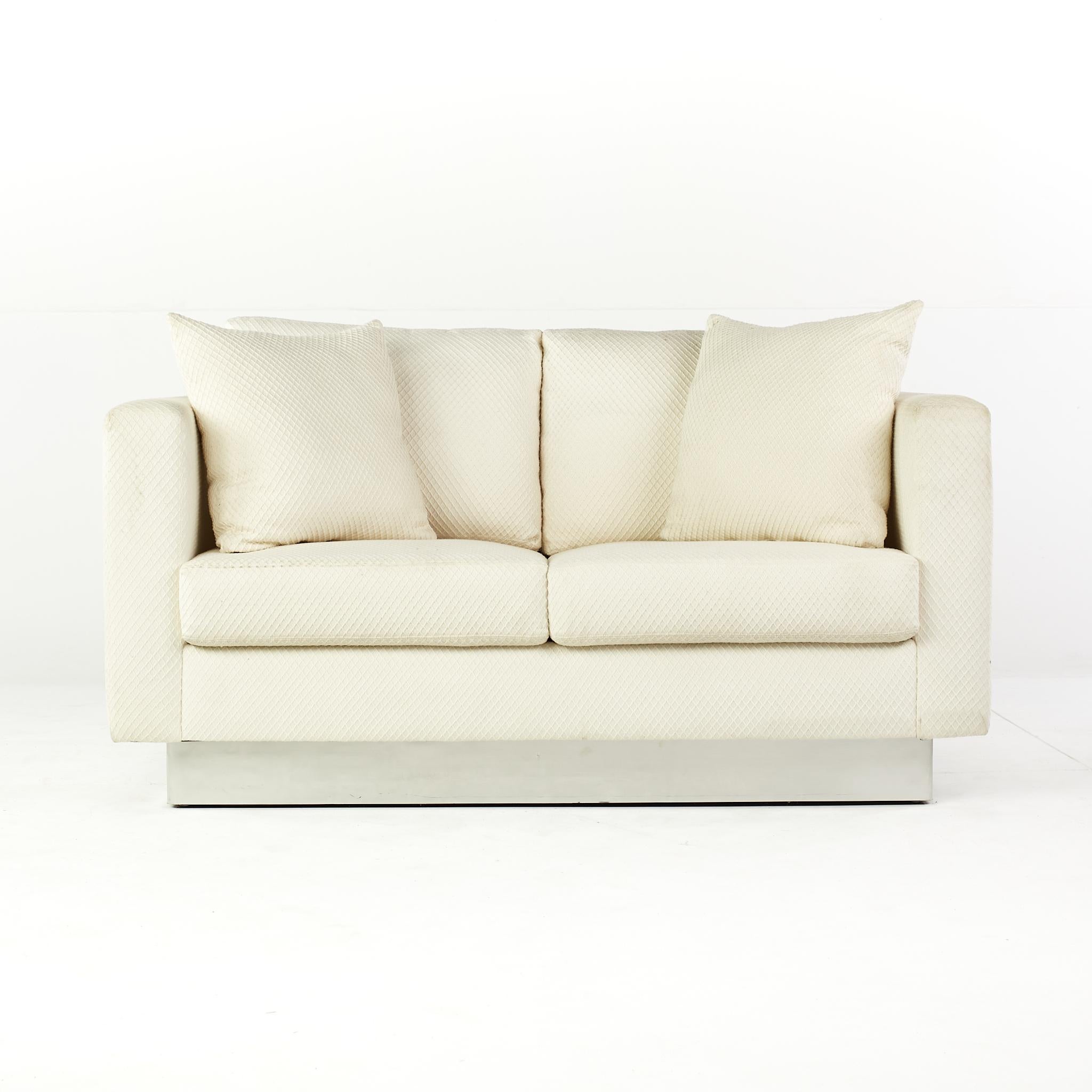 Milo Baughman Stil Mitte des Jahrhunderts modernistischen Chrom Basis Loveseat.

Dieses Sofa misst: 60 breit x 37 tief x 28 Zoll hoch, mit einer Sitzhöhe von 18 und Armhöhe von 28 Zoll.

Alle Möbelstücke sind in einem so genannten restaurierten