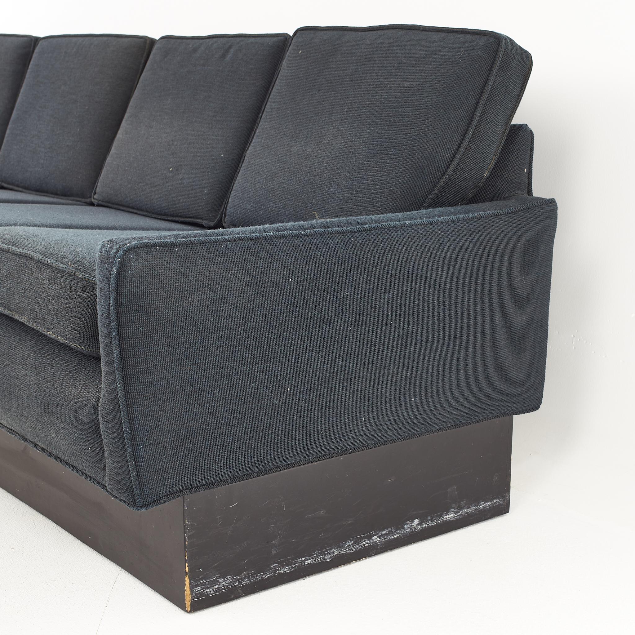 Canapé cubique à piédestal mi-siècle de style Milo Baughman en vente 1