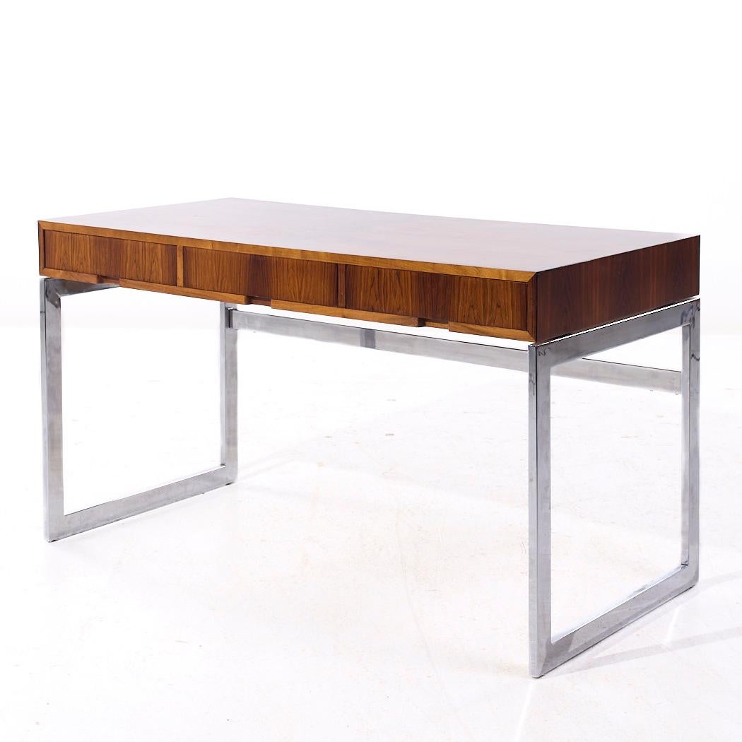 Mid-Century moderno Scrivania in stile Milo Baughman del Medioevo in palissandro e cromo in vendita