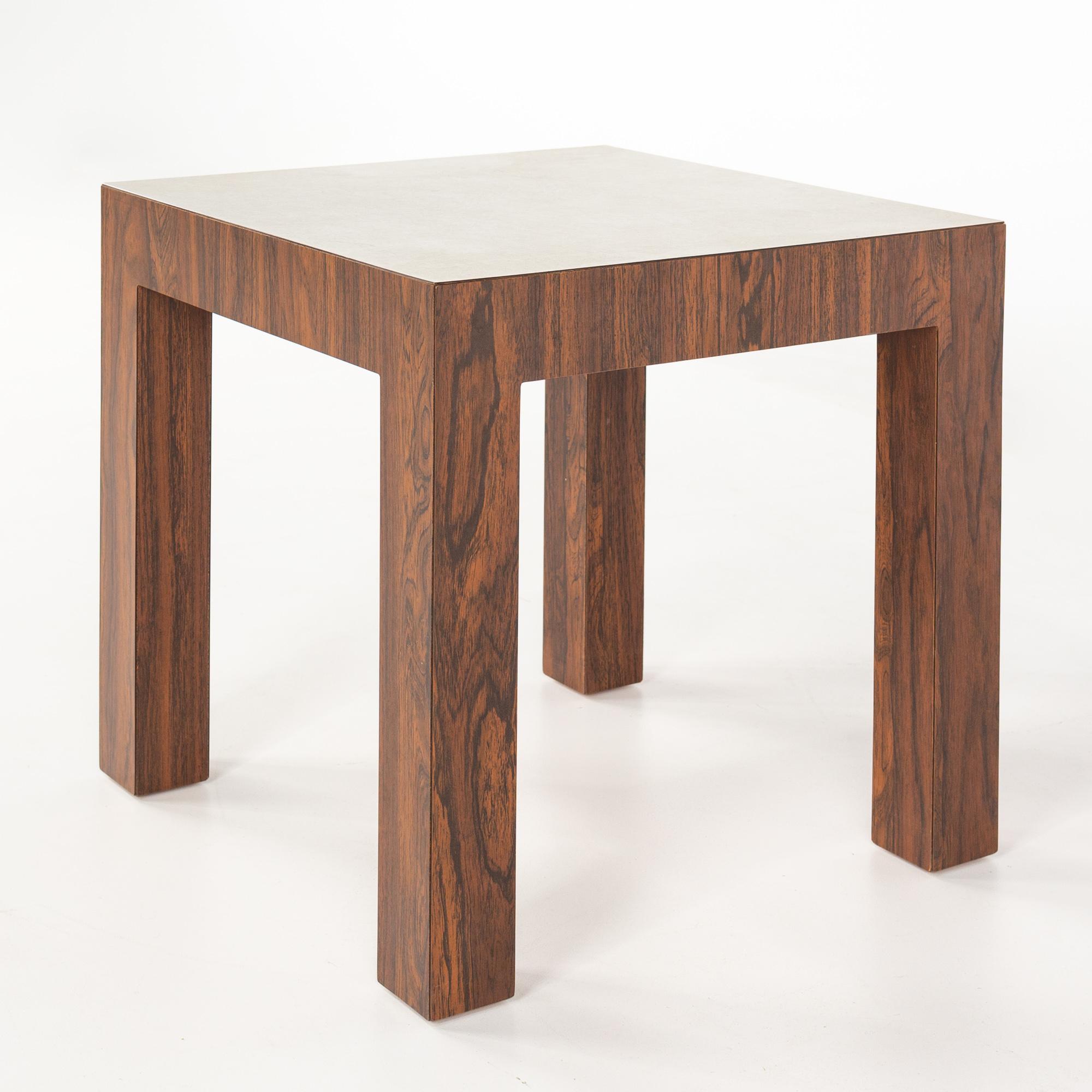 Mid-Century Modern Table d'appoint mi-siècle en bois de rose et stratifié blanc de style Milo Baughman en vente