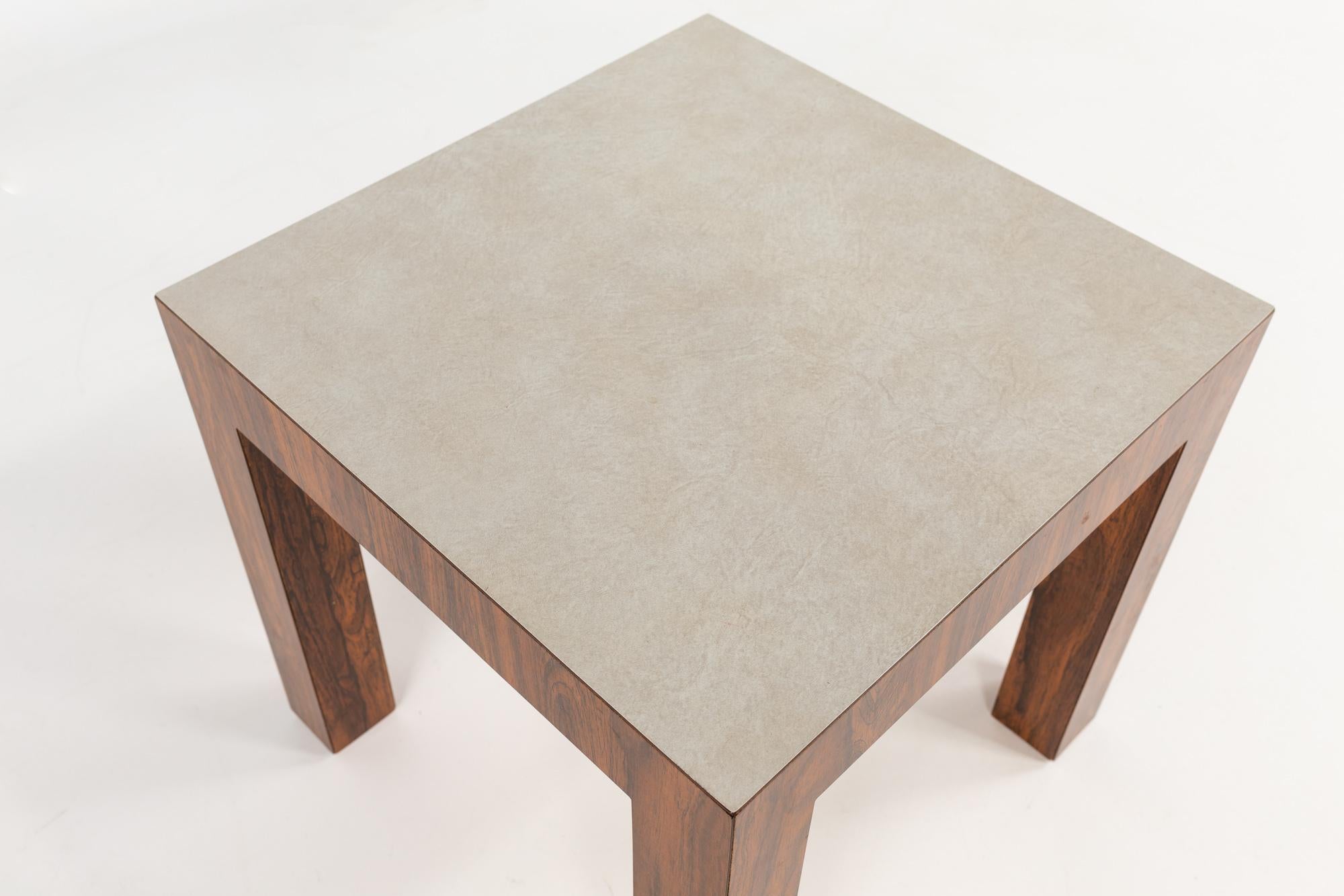 Américain Table d'appoint mi-siècle en bois de rose et stratifié blanc de style Milo Baughman en vente