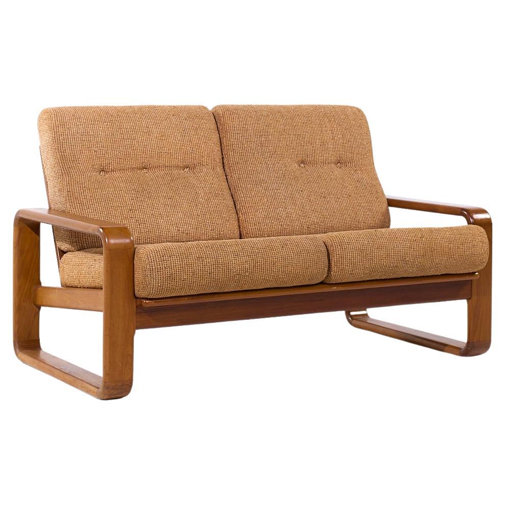 Settee in teak di metà secolo in stile Milo Baughman