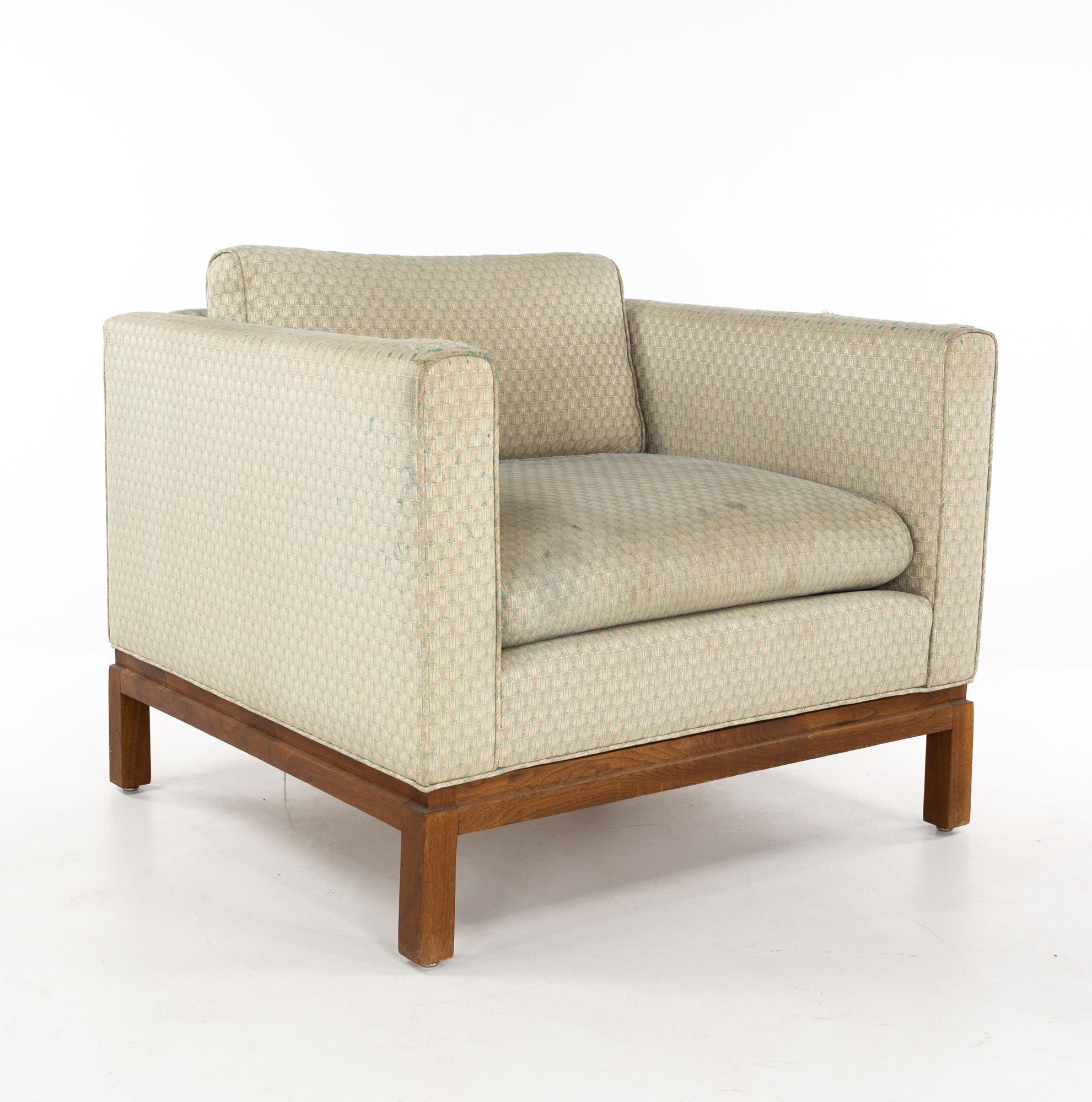 Milo Baughman-Sessel aus Nussbaumholz im Stil der Jahrhundertmitte, ein Paar (amerikanisch) im Angebot