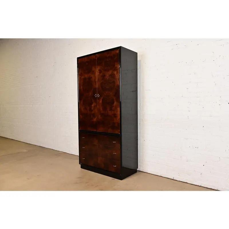 Uno splendido comò armoire, cassettone o pressa per biancheria in stile Art Deco moderno di Milo Baughman

Da Henredon, Collezione 