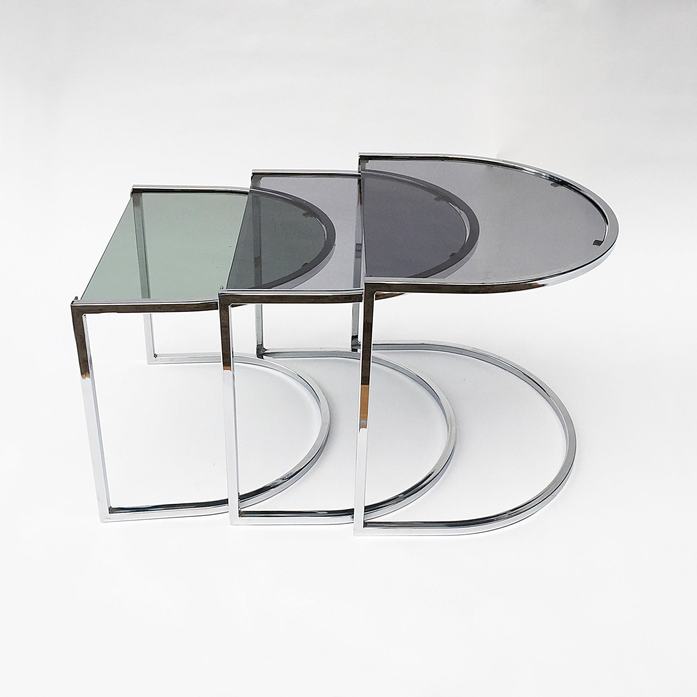Milo Baughman Style of Chrome and Glass Nest Side Tables, Mid Century Art Deco In Good Condition For Sale In London, GB