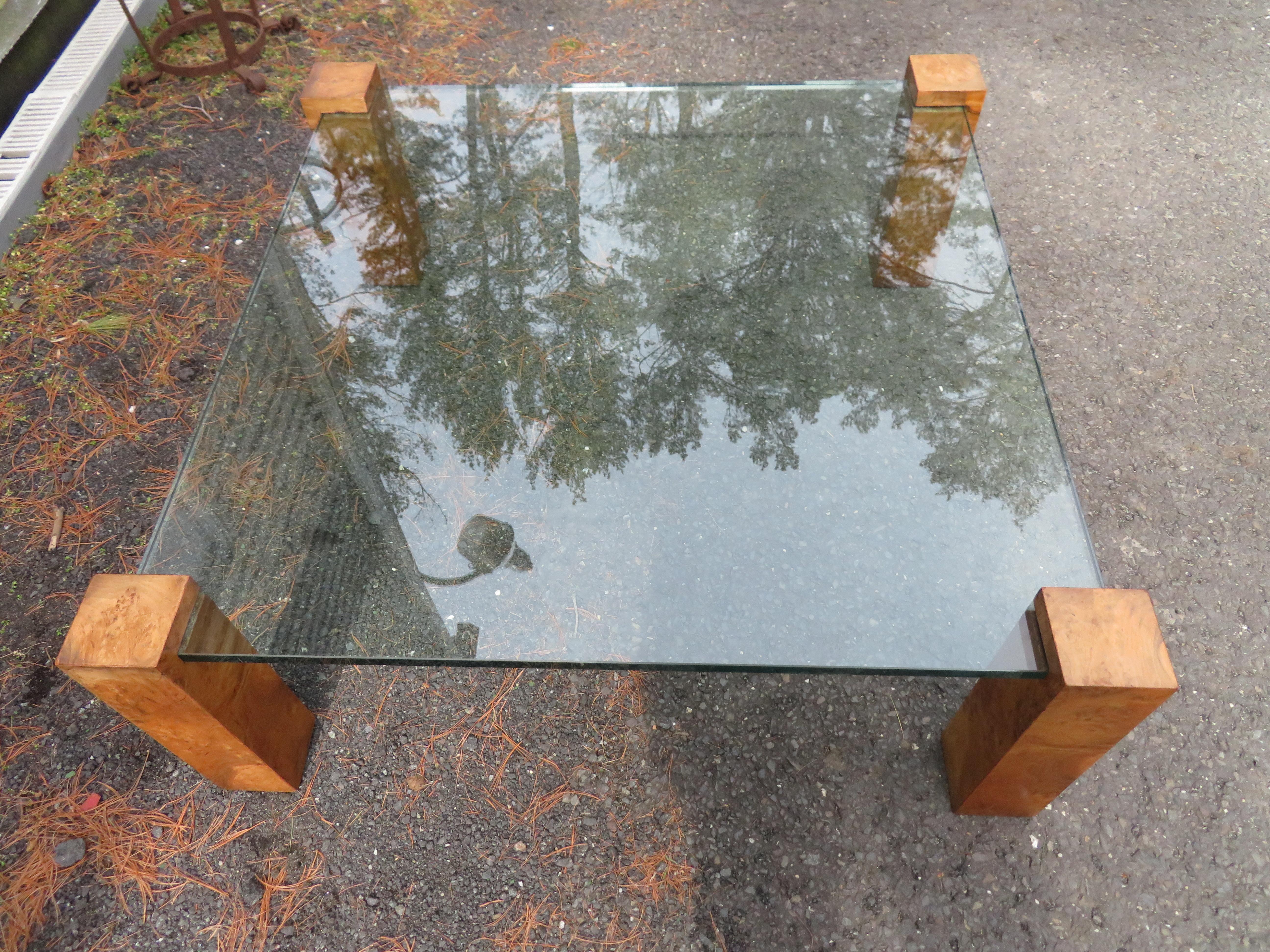 Table basse à colonne en bois d'olivier de style Milo Baughman, mi-siècle moderne en vente 4