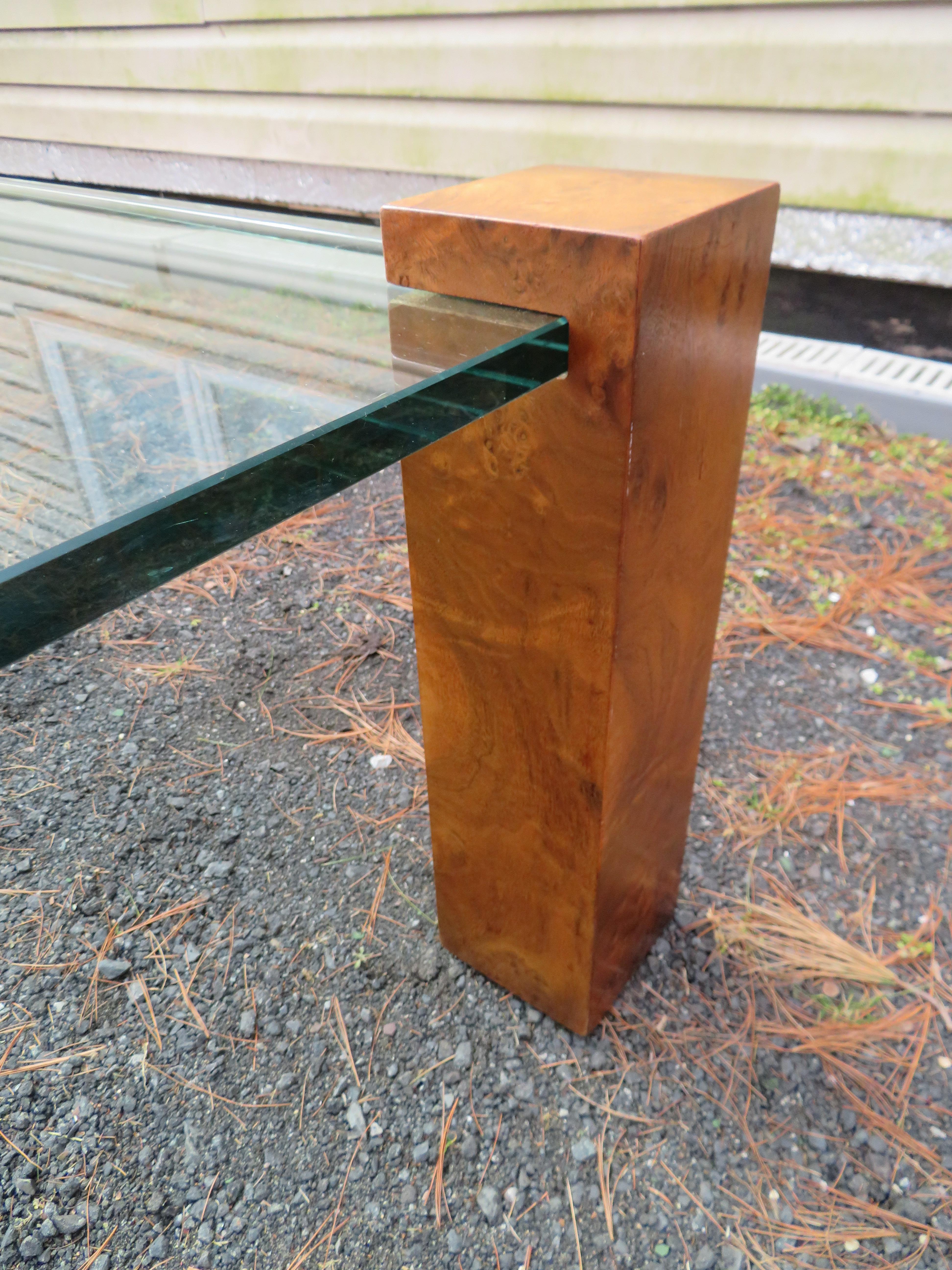 Verre Table basse à colonne en bois d'olivier de style Milo Baughman, mi-siècle moderne en vente