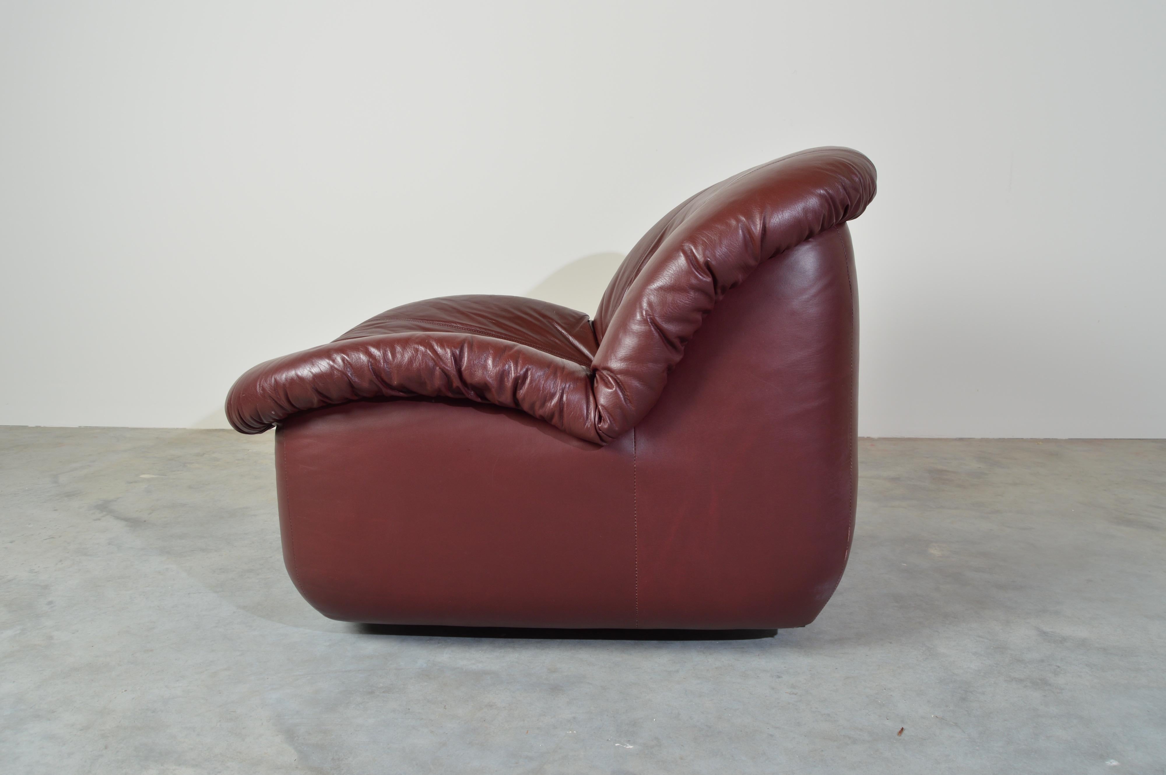 Very comfortable swivel lounge chair by Burris in the manner of Milo Baughman, 1981.
Very clean and well maintained. Rarely used.
Oxblood leather has been regularly conditioned and is beautiful.