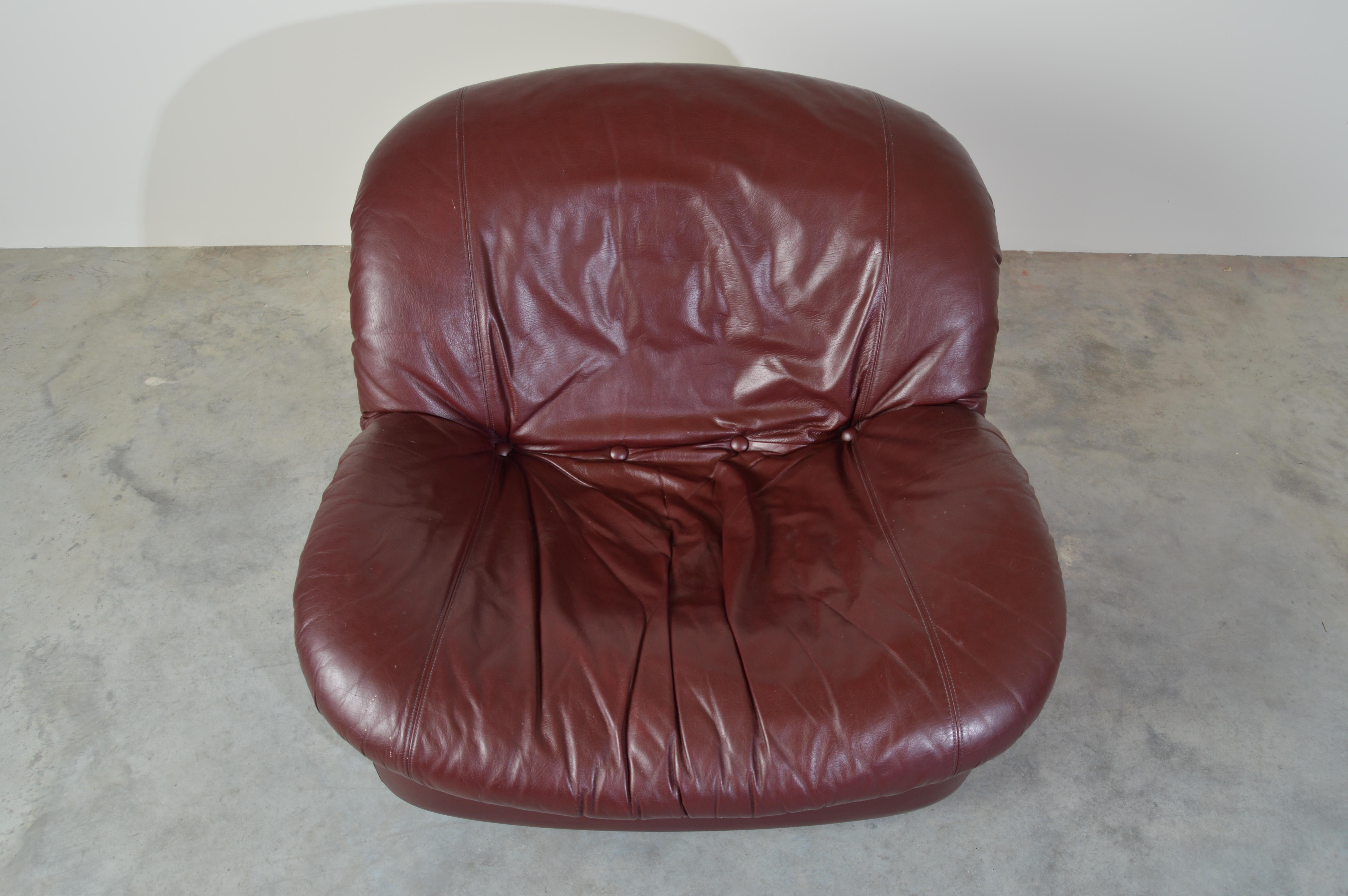 Milo Baughman Style Oxblood Swivel Lounge Chair by Burris In Good Condition In Southampton, NJ