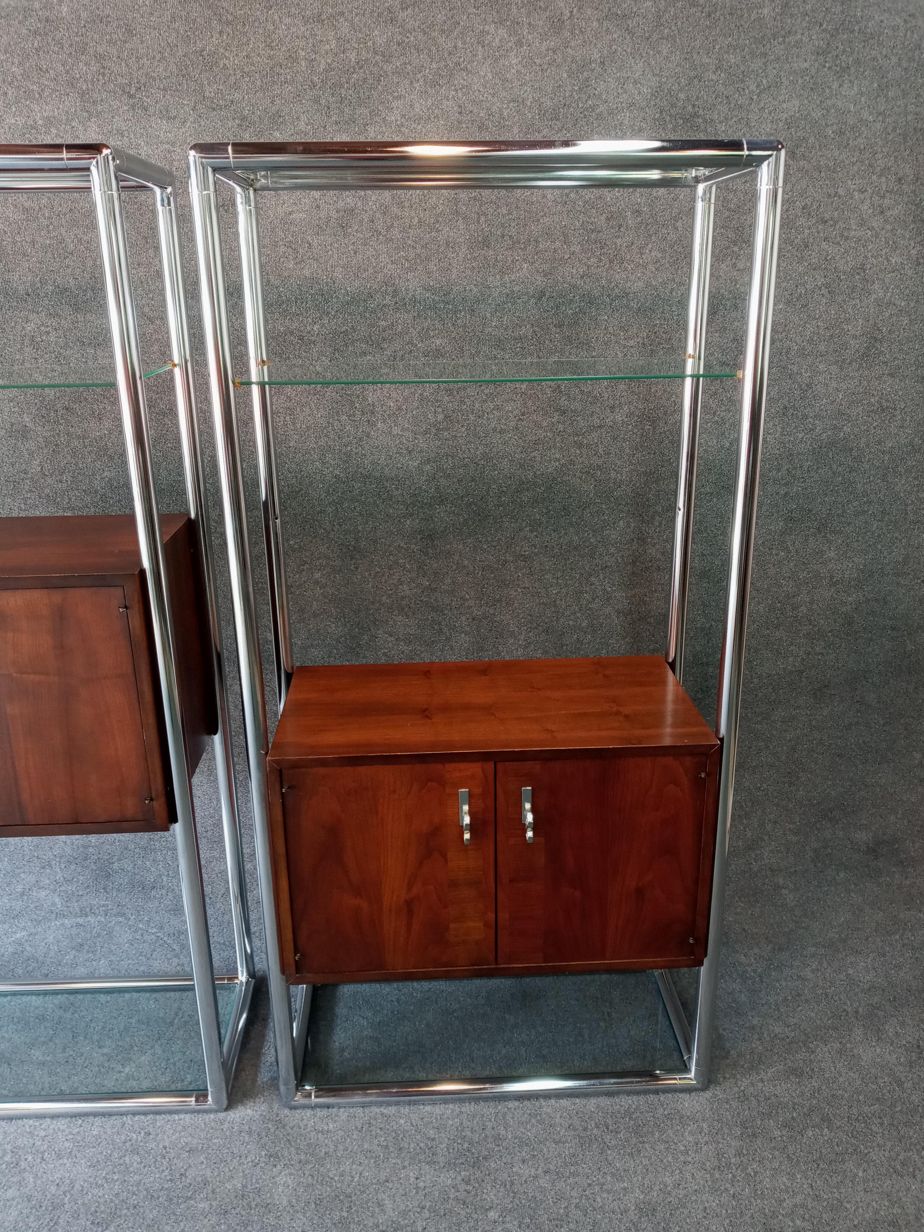 Americano Coppia di Etegere di corsia in stile Milo Baughman con vetro di noce e cromo, classiche del metà del secolo. in vendita