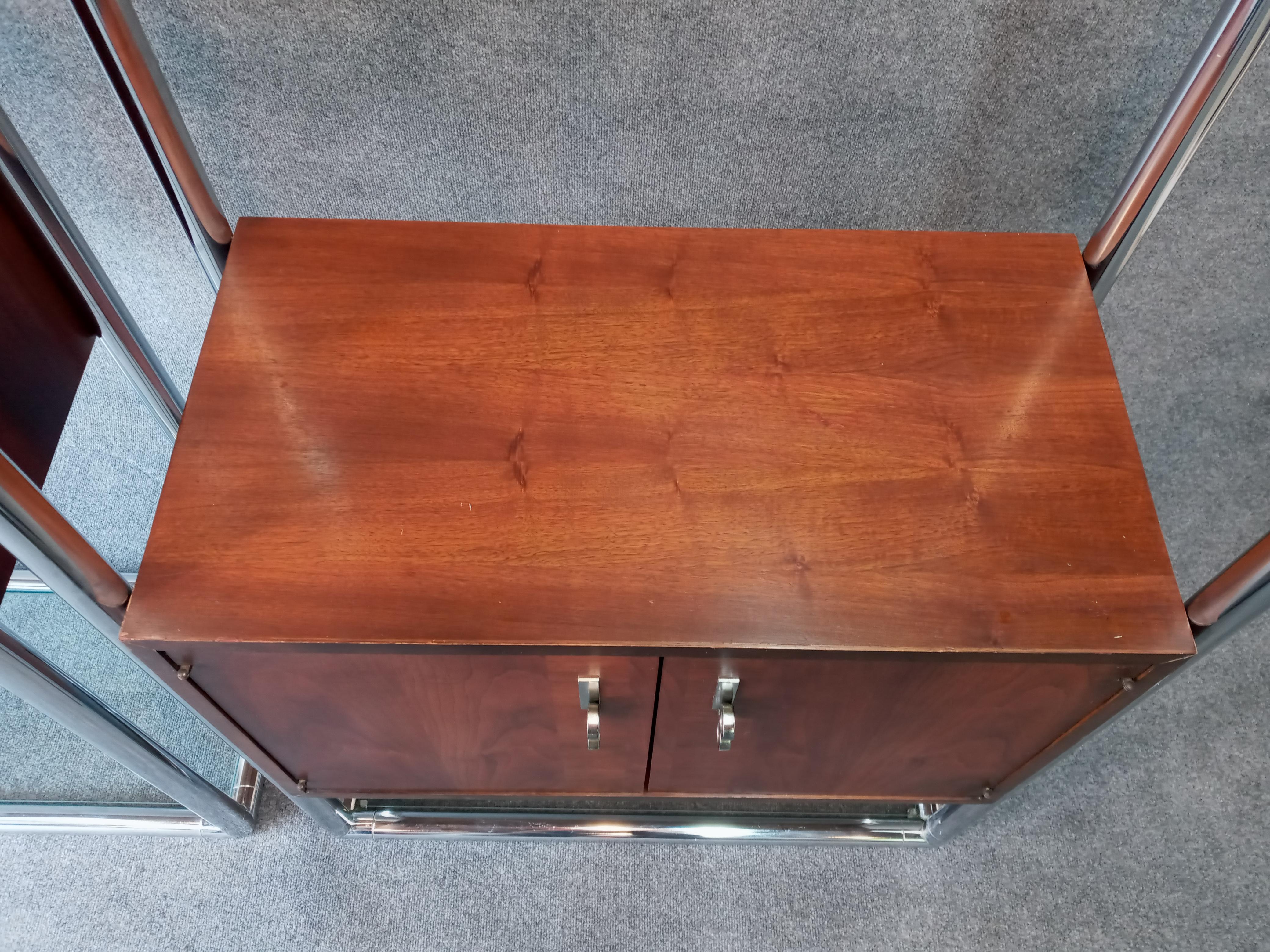 Coppia di Etegere di corsia in stile Milo Baughman con vetro di noce e cromo, classiche del metà del secolo. in vendita 1