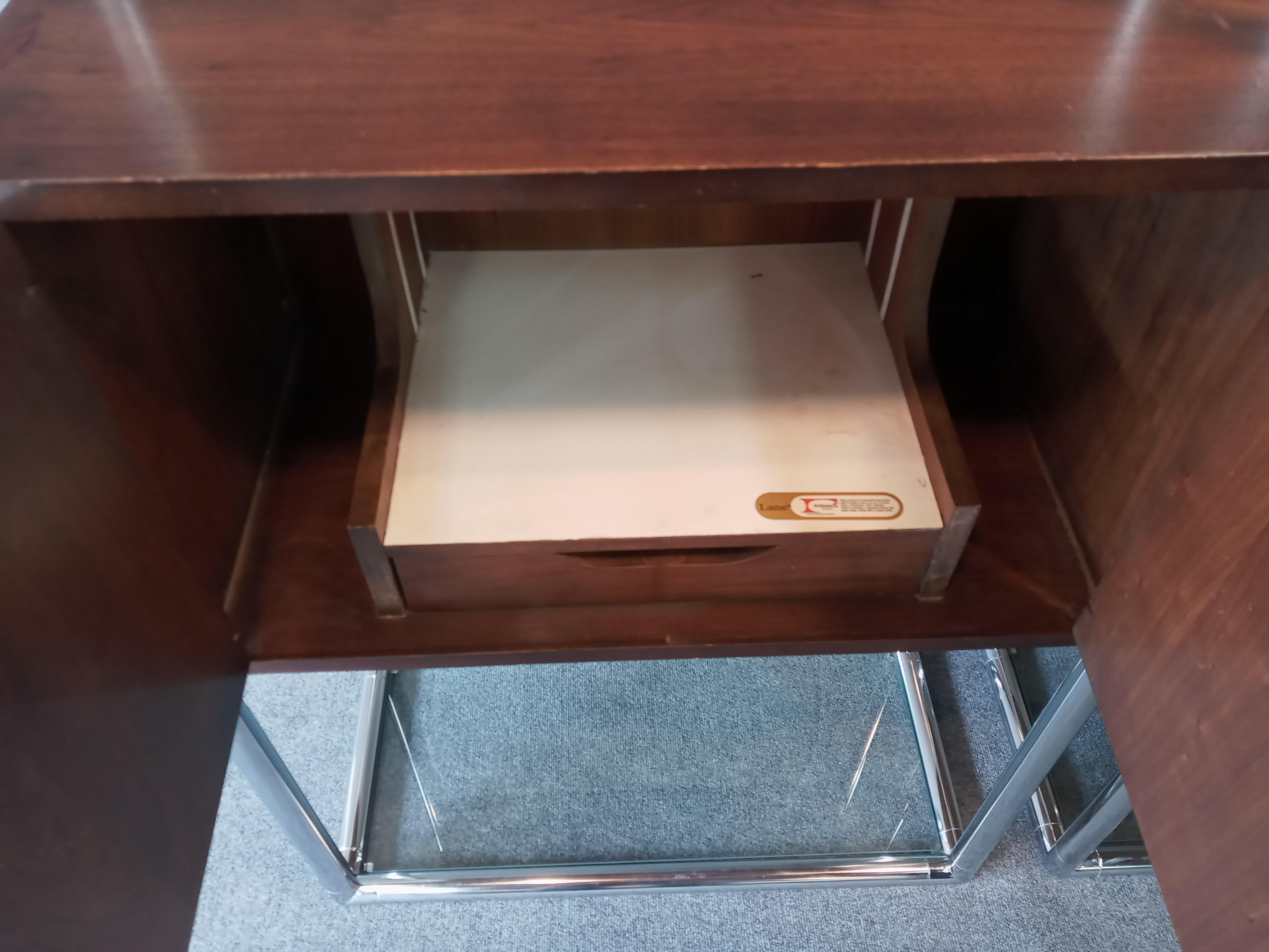 Coppia di Etegere di corsia in stile Milo Baughman con vetro di noce e cromo, classiche del metà del secolo. in vendita 2