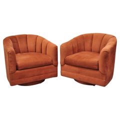 Paire de fauteuils club pivotants Alexvale tapissés rouges de style Milo Baughman