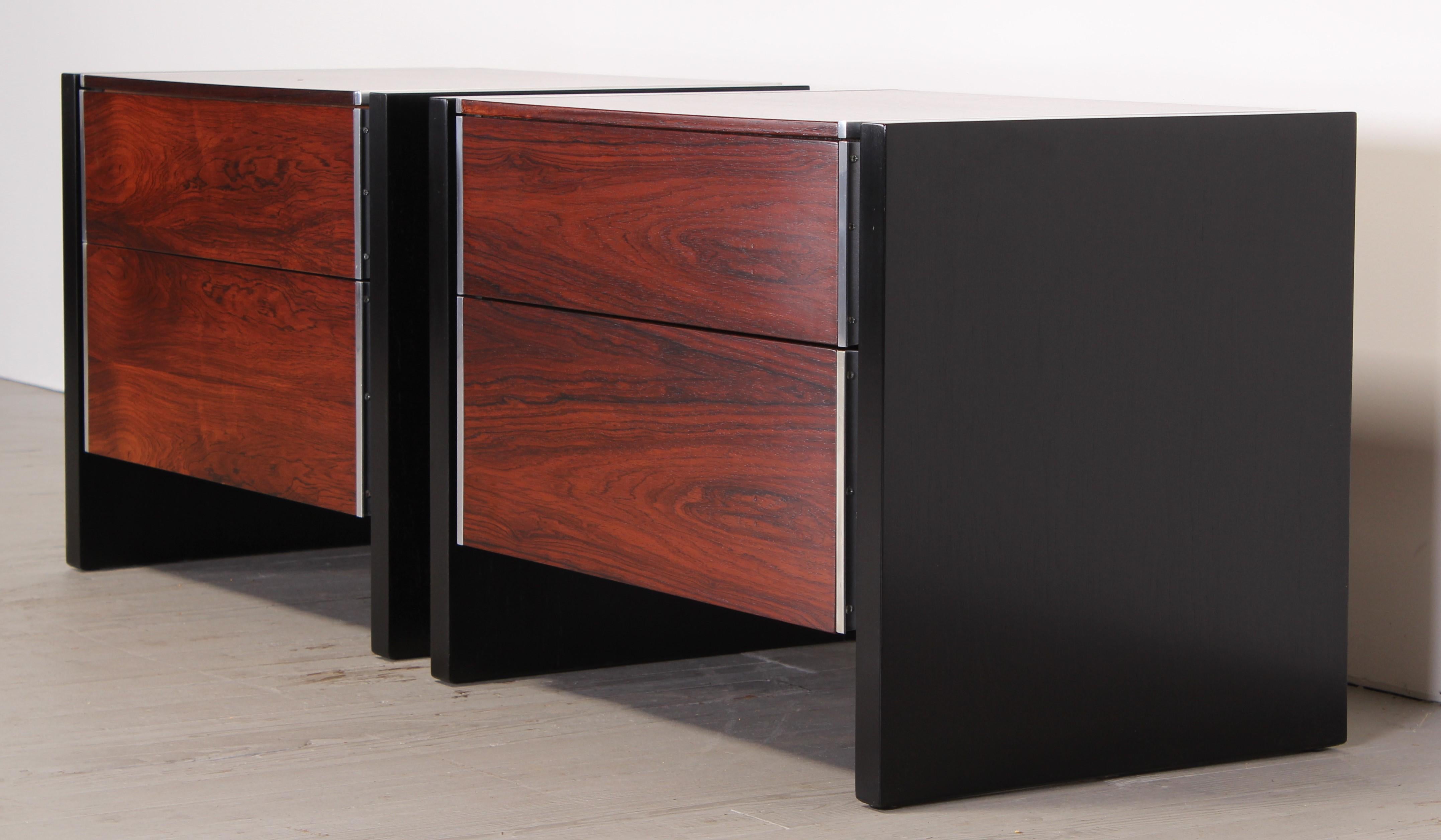 An exquisite pair of Robert Baron for Glenn of California rosewood bedside tables or nightstands, 1970. Black oak side panels alternating with rosewood tops and drawer fronts, with aluminum accent pieces and hidden drawer pulls. Beautifully restored