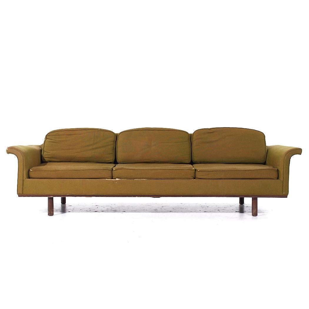 Sofá imperial de mediados de siglo estilo Milo Baughman Selig

Este sofá mide 93 de ancho x 33 de fondo x 27 pulgadas de alto, con una altura del asiento de 15 y una altura de los brazos de 22,5 pulgadas

Todos los muebles pueden adquirirse en lo