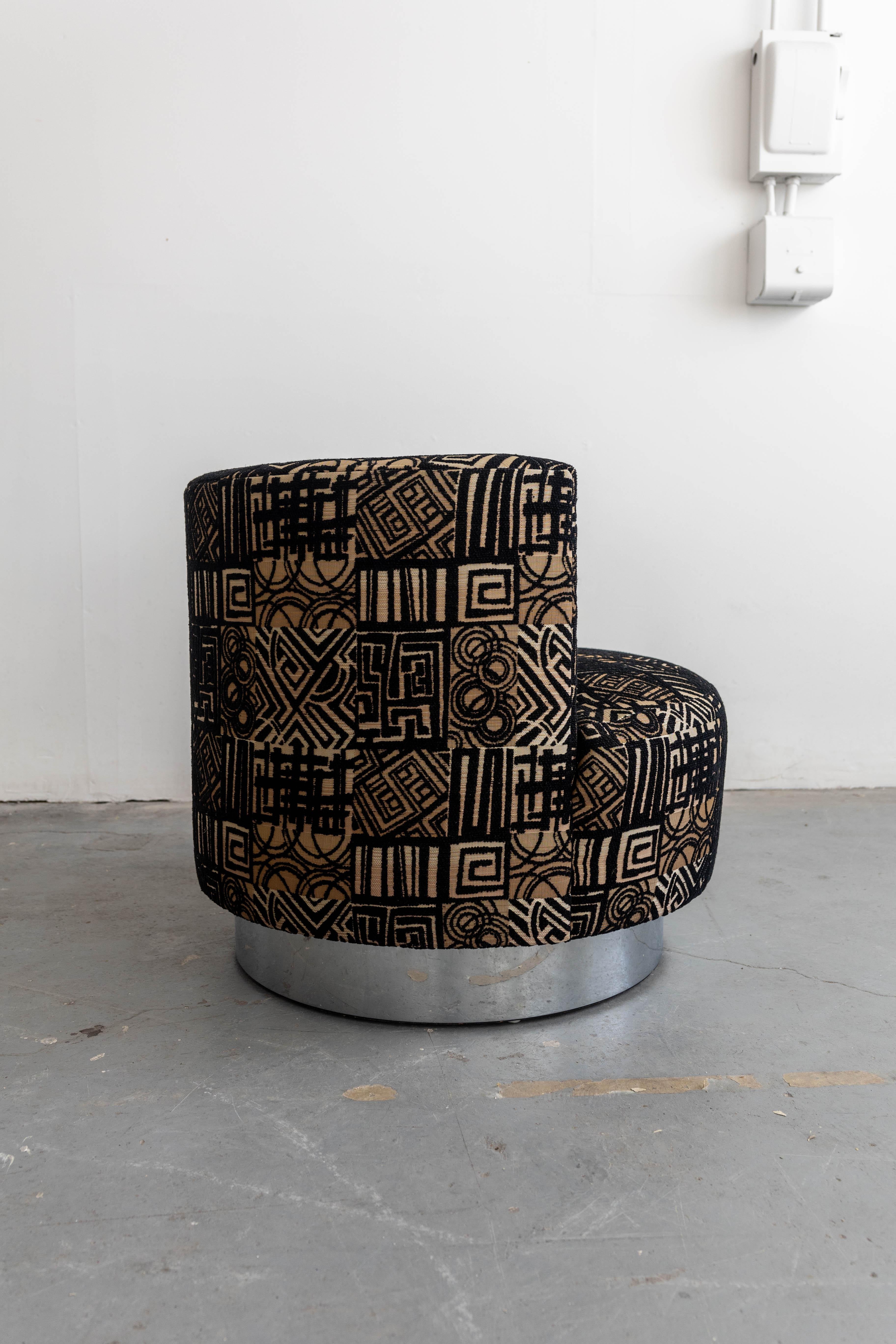 Unknown Milo Baughman Style Swivel Chair