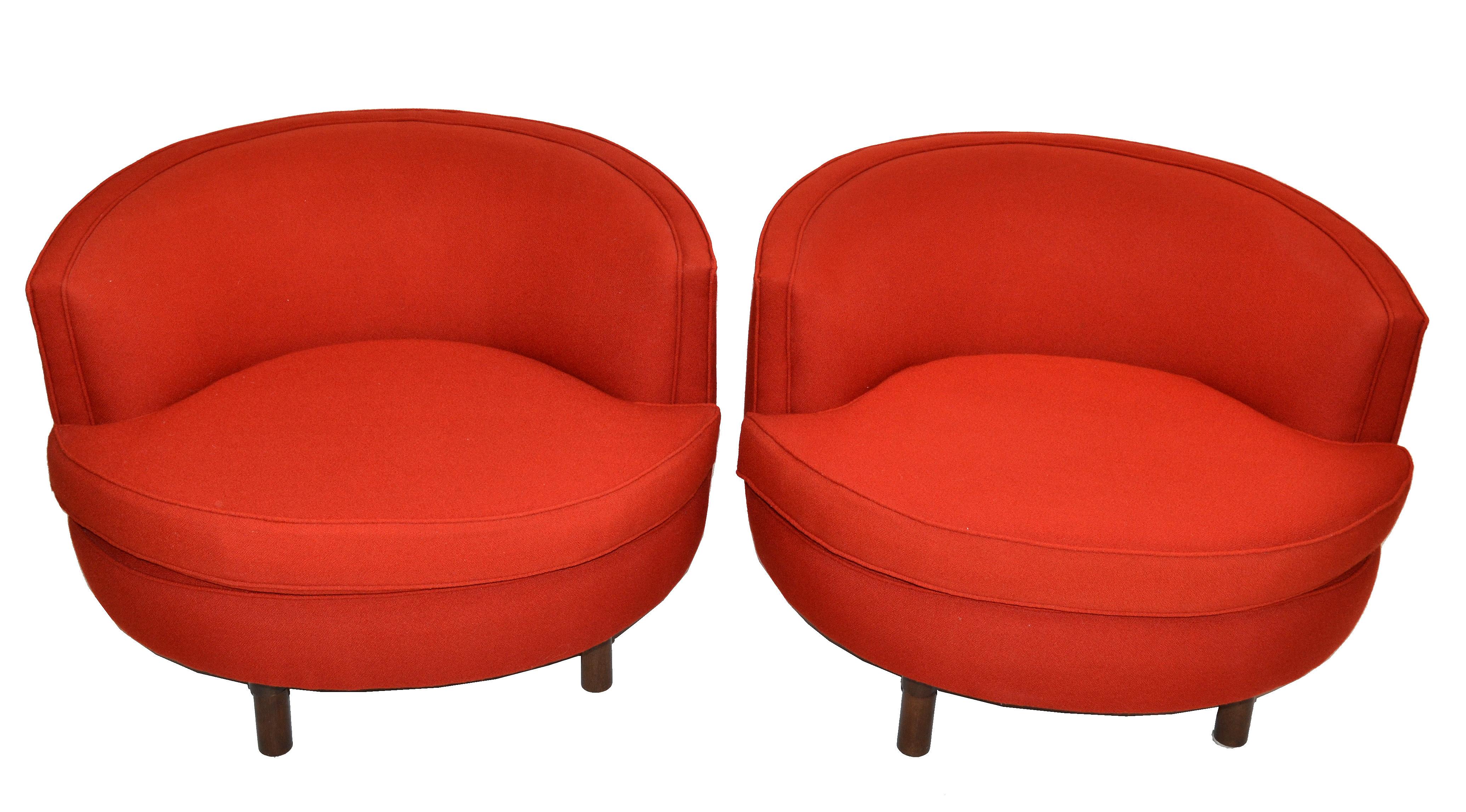 Paire de chaises de salon pivotantes en bois de noyer de style Milo Mid-Century Modern sur une base pivotante à barre transversale à quatre pieds.
Les chaises longues sont revêtues d'un tissu bouclé italien rouge. 


 