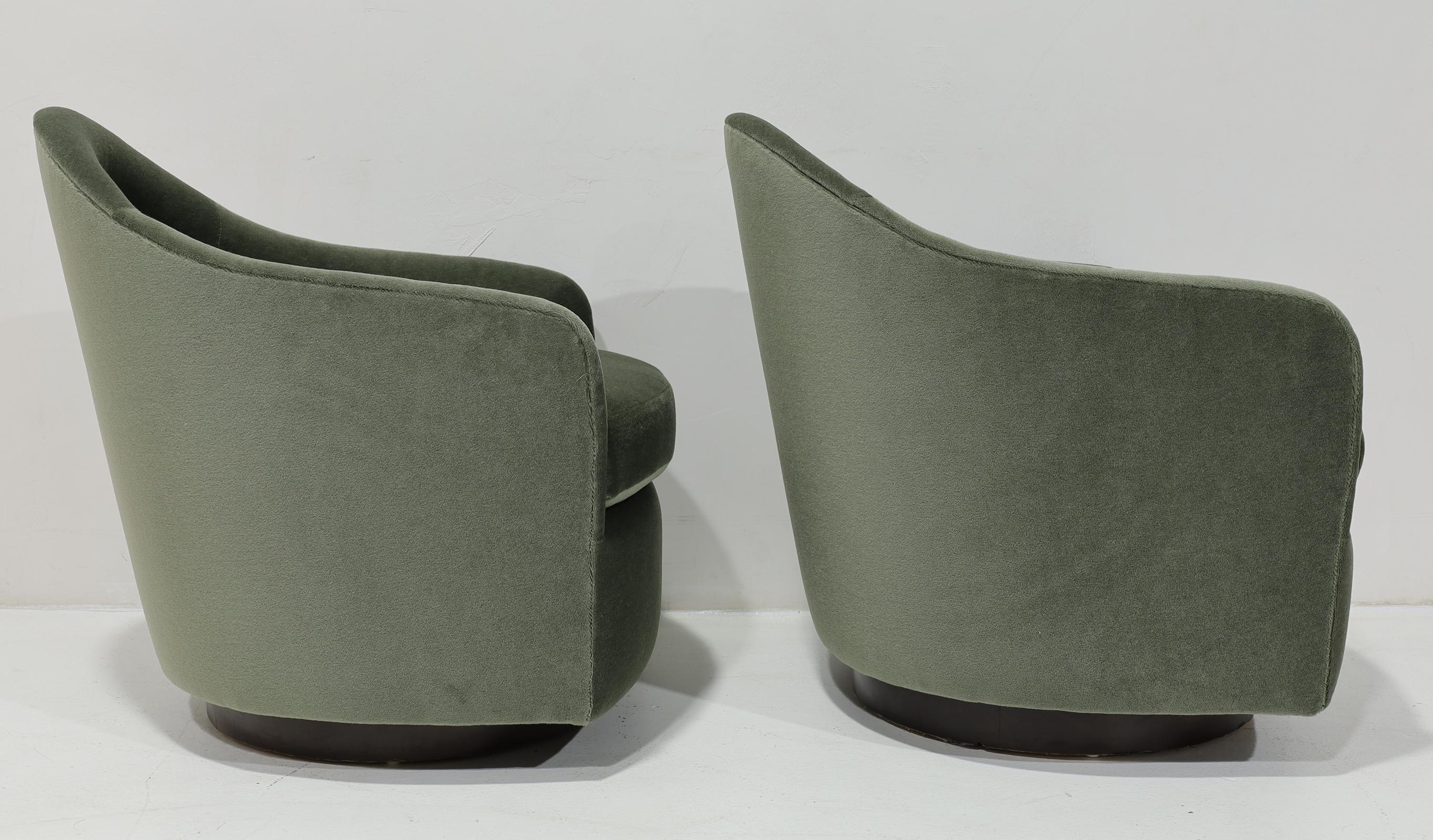 Superbe ensemble de 4 chaises longues de style Milo Baughman nouvellement tapissées en mohair par Vendome, couleur Eucalyptus. Ceux-ci sont fixes, mais il est possible d'y ajouter un pivot. La base est en noyer. 