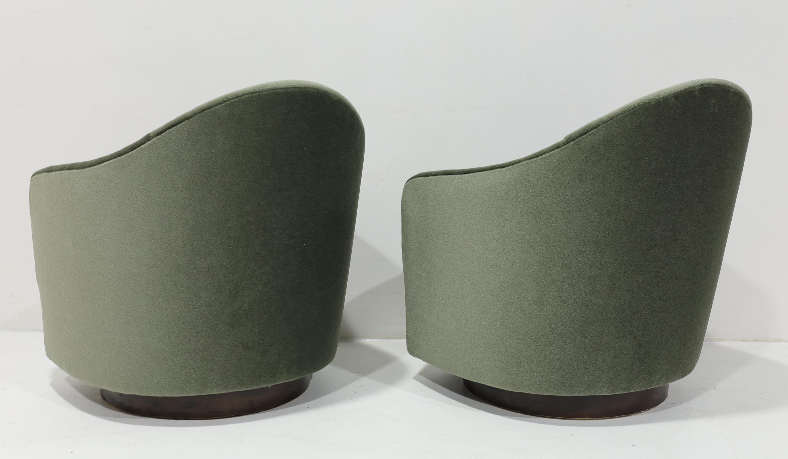 Américain Milo Baughman Style Teardrop Lounge Chairs in Vendome Mohair en vente