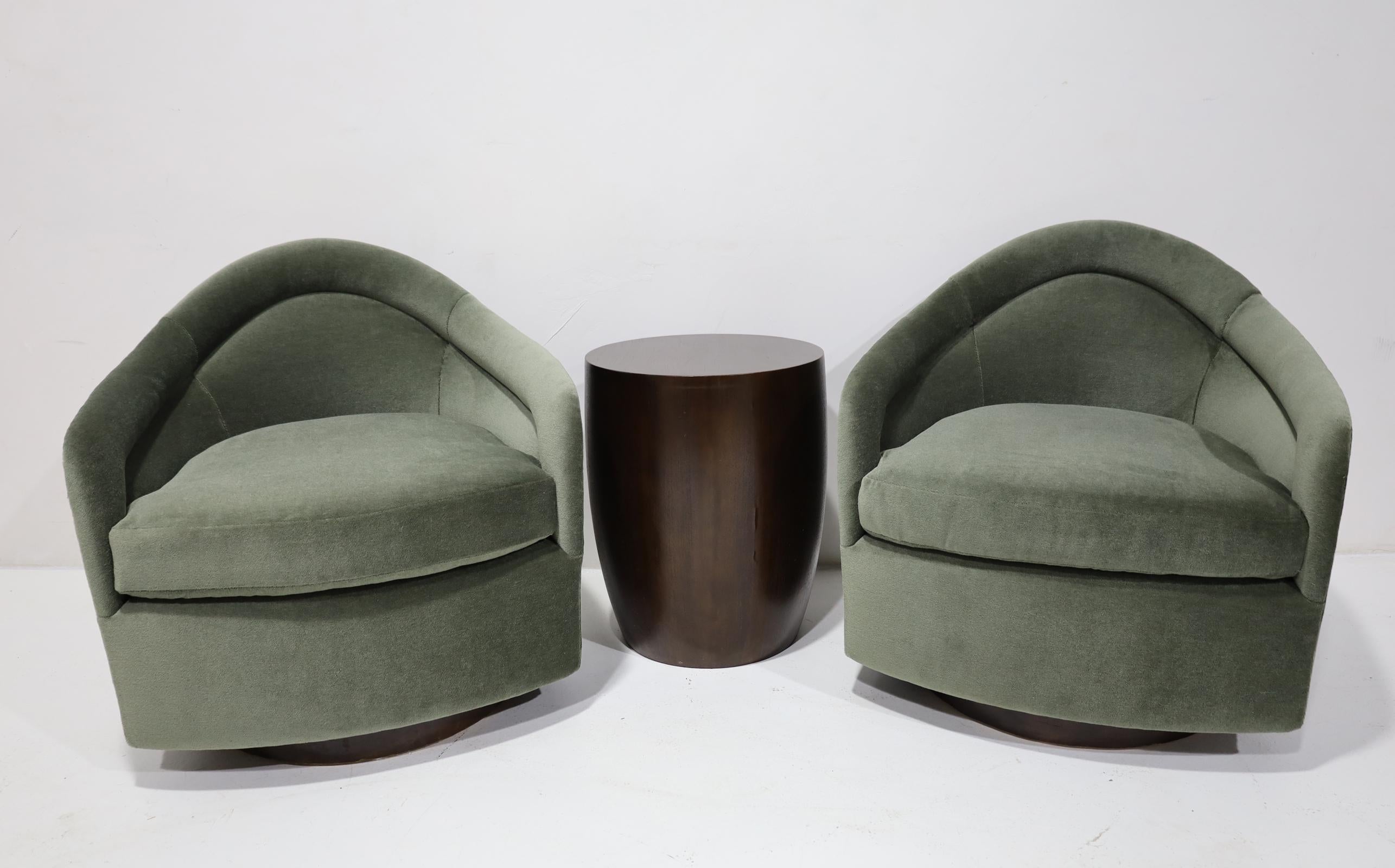 20ième siècle Milo Baughman Style Teardrop Lounge Chairs in Vendome Mohair en vente