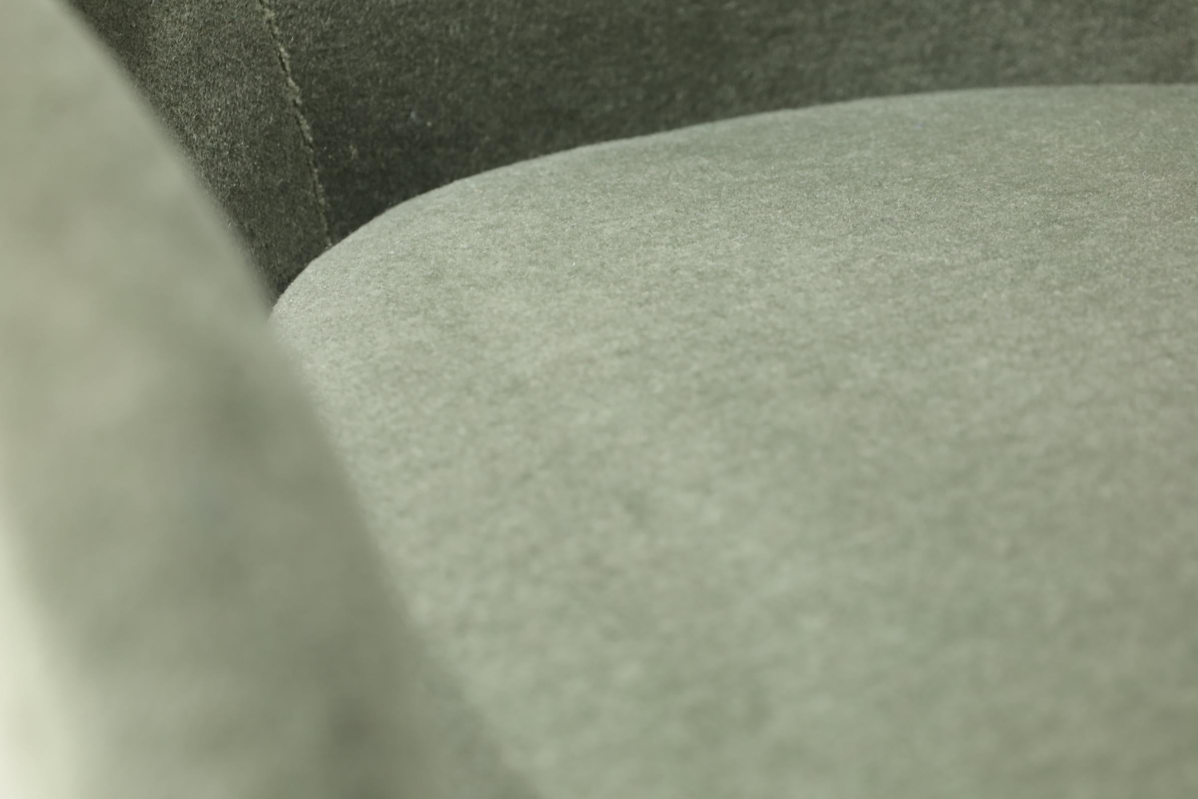 Milo Baughman Style Teardrop Lounge Chairs in Vendome Mohair en vente 3