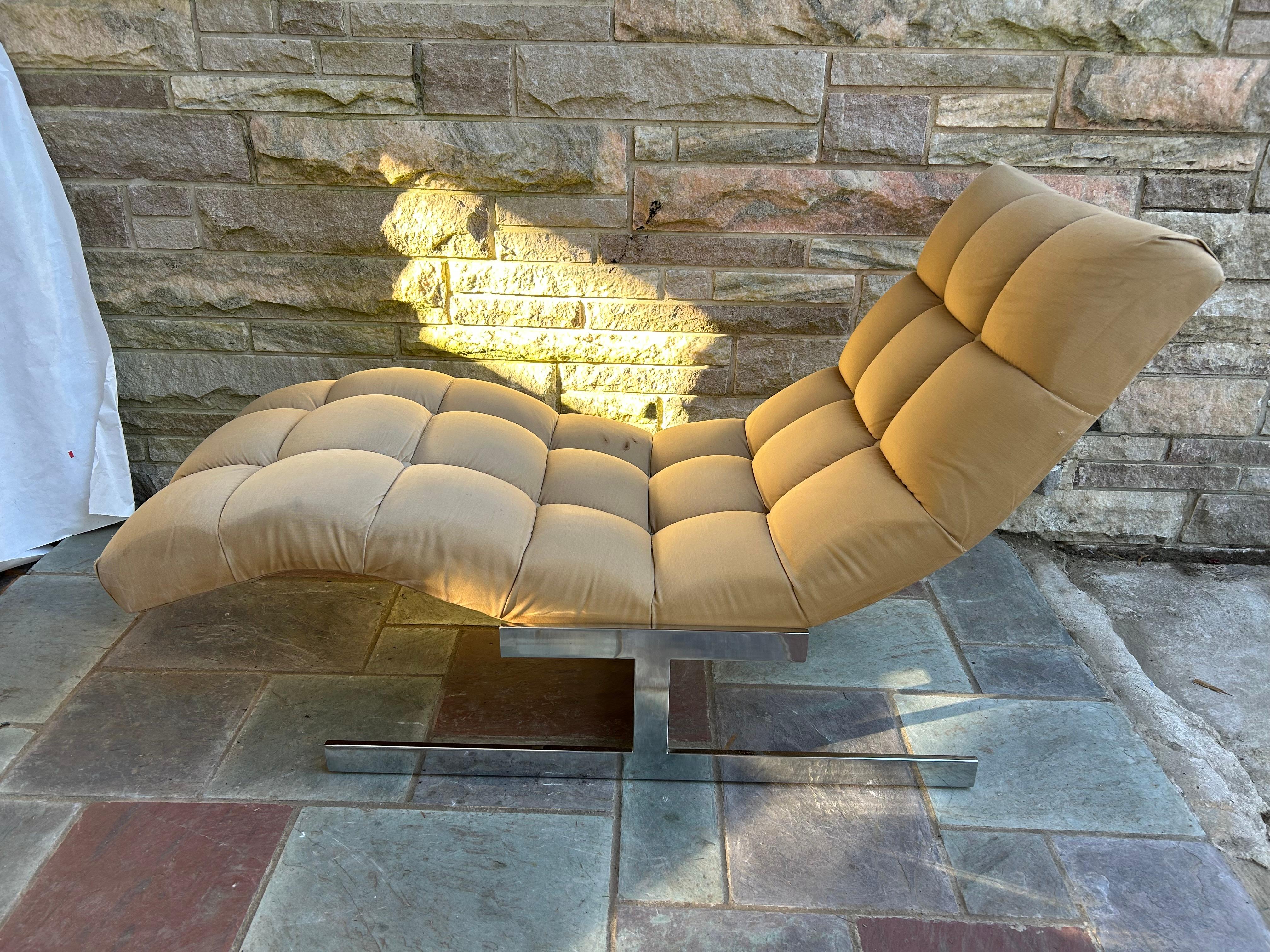 Milo  Chaise longue de style Baughman en forme de vague avec revêtement tufté biscuit et base en T en chrome poli.  La sellerie d'origine est usée et nous recommandons de la refaire.  La base chromée est en très bon état, avec une finition miroir