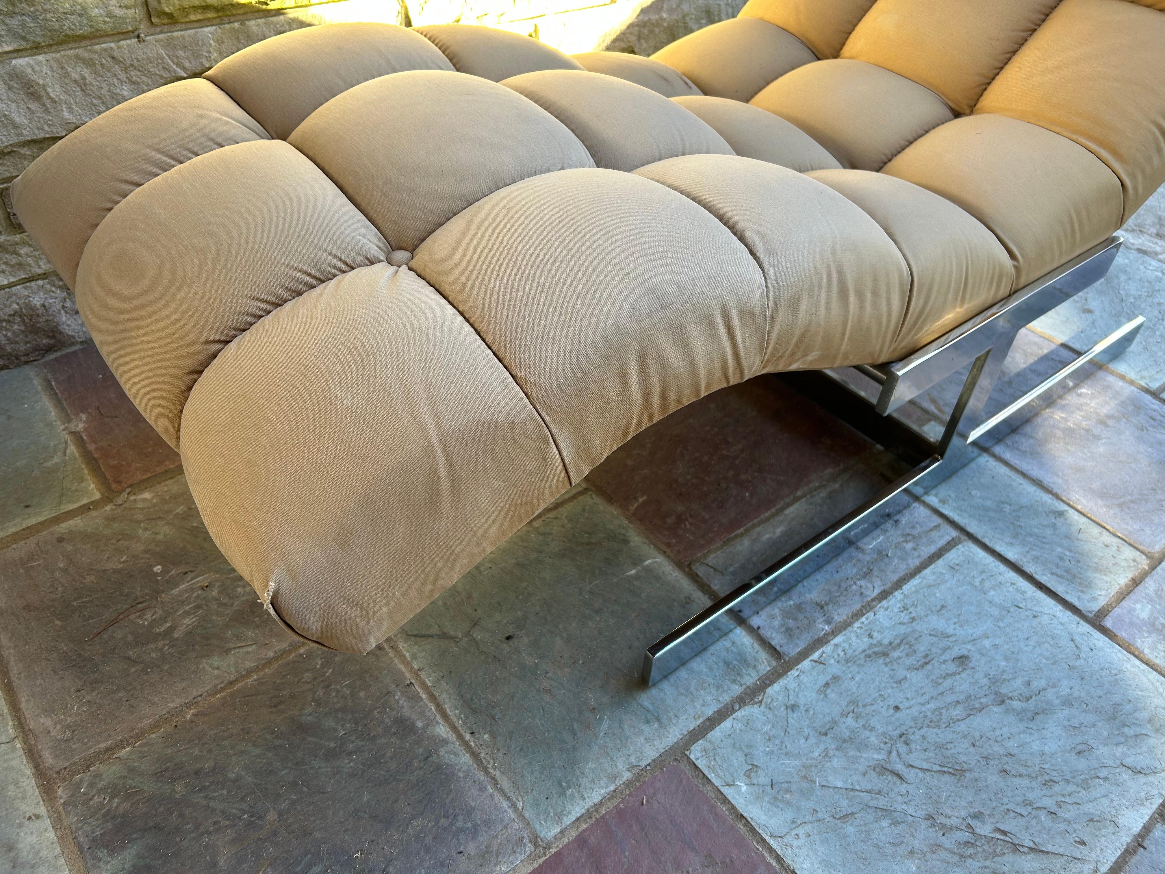 Mid-Century Modern Chaise longue 'Wave' en chrome touffeté, style Milo Baughman Carsons en vente