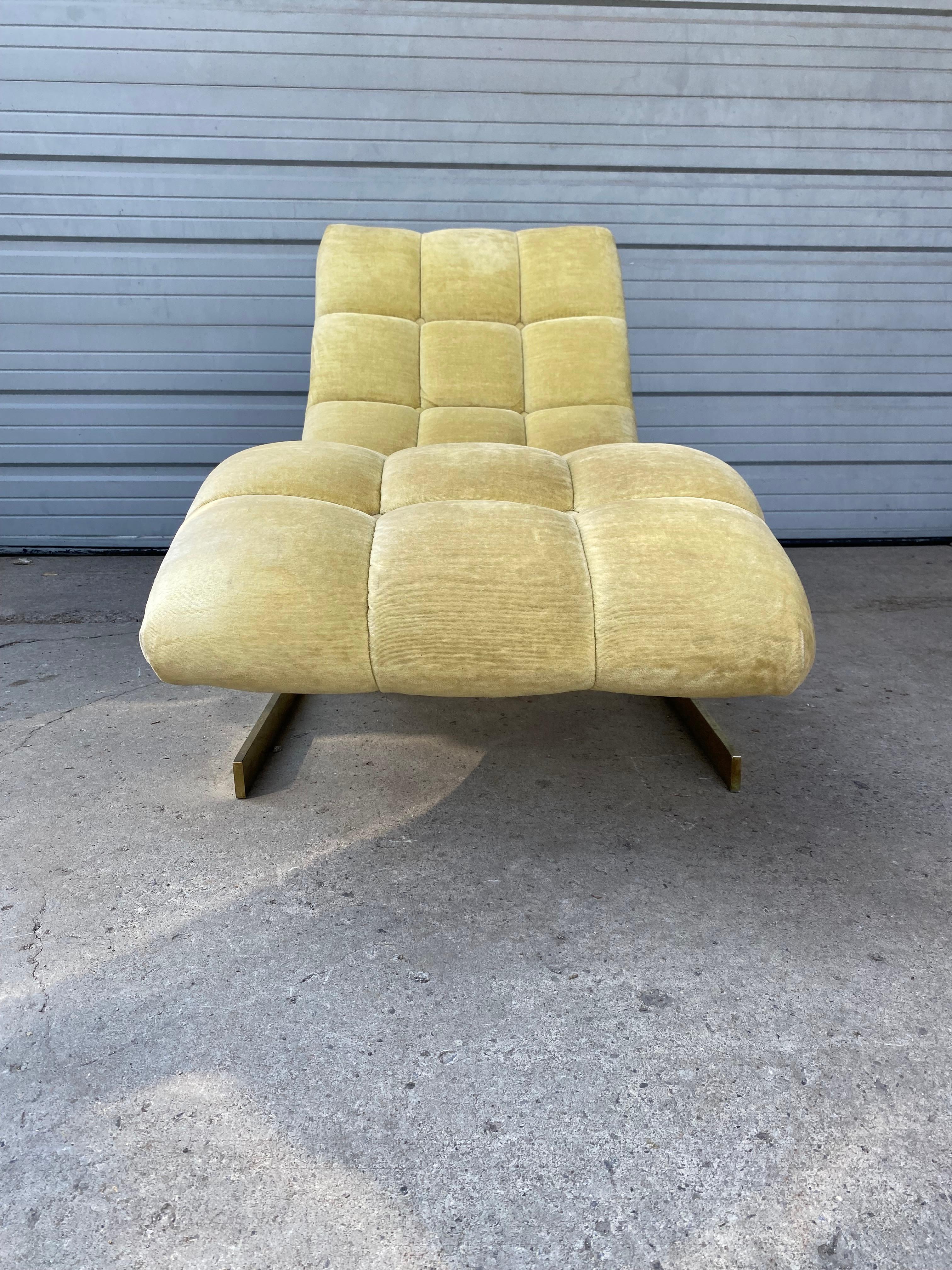 Milo Baughman Style Tufted Velvet and Brass Wave Chaise, circa 1970 In Good Condition In Buffalo, NY