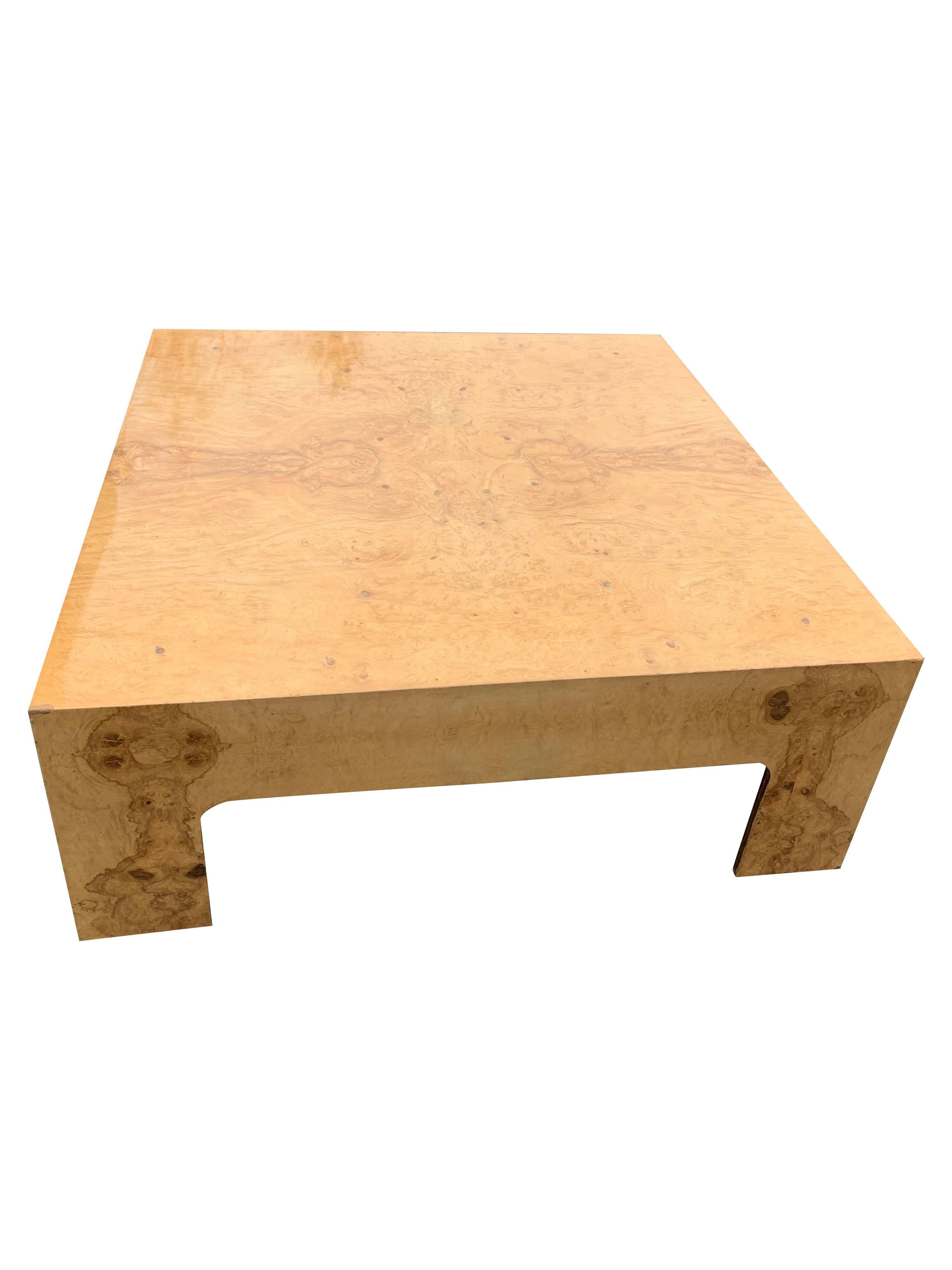 Mesa baja moderna de madera de olivo estilo Milo Baughman

Características principales:
Madera de olivo: La hermosa veta de madera de olivo añade un toque natural y orgánico.
Acabado de capa transparente: Protege la madera y realza su belleza