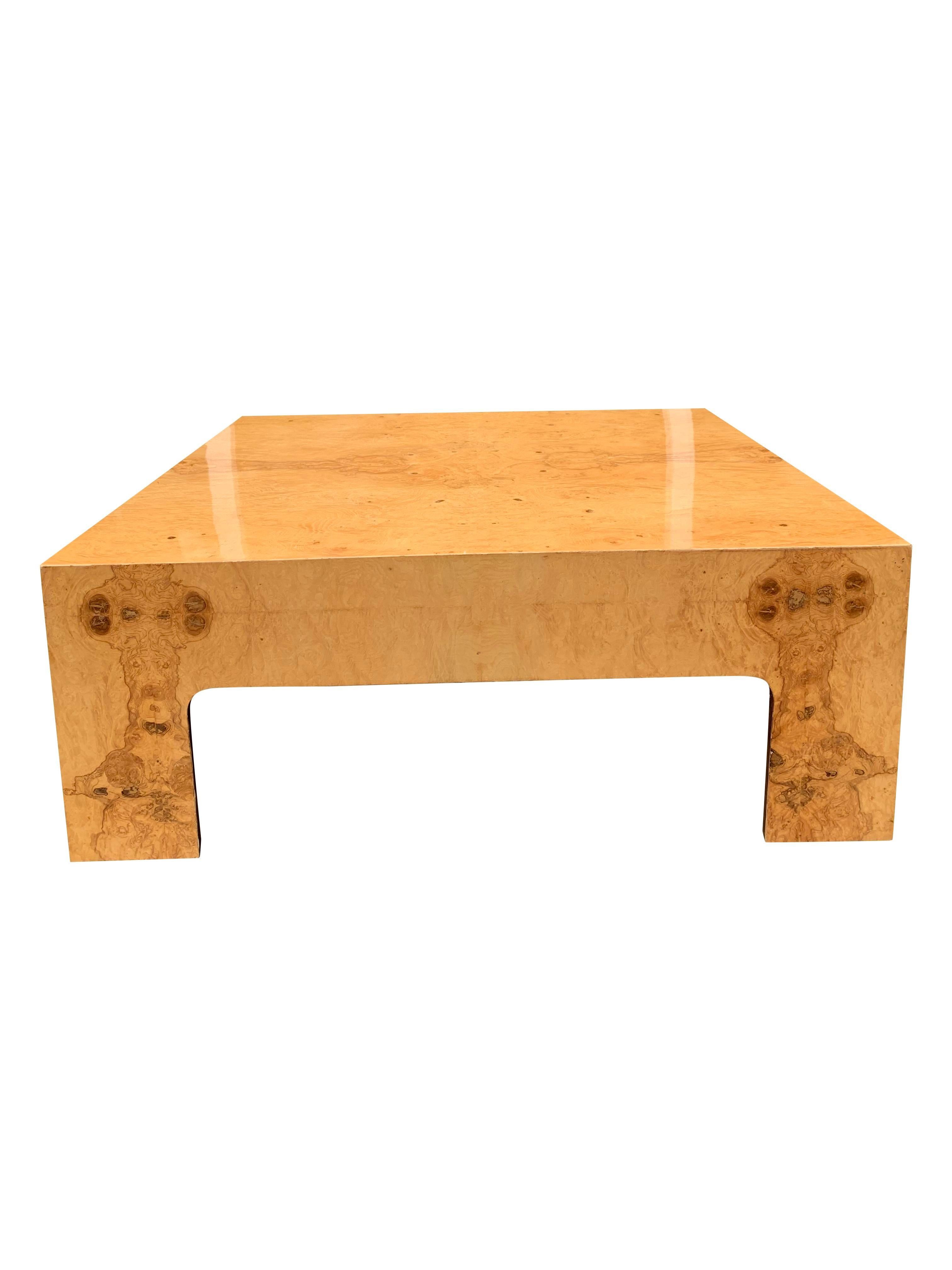 Mesa baja de madera de olivo de estilo vintage moderno Milo Baughman finales del siglo XX en venta