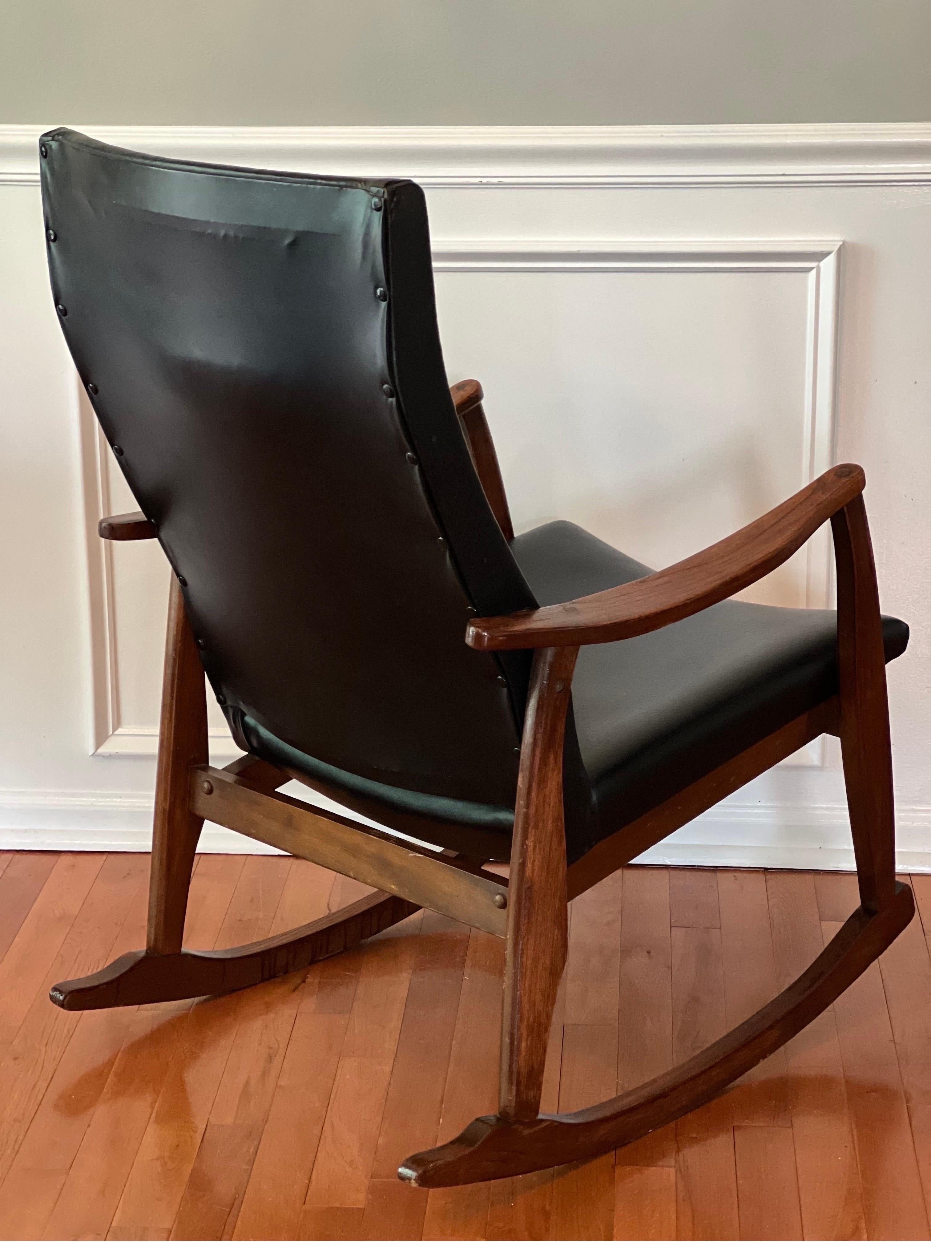 Chaise à bascule vintage de style Milo Baughman Bon état - En vente à Doylestown, PA