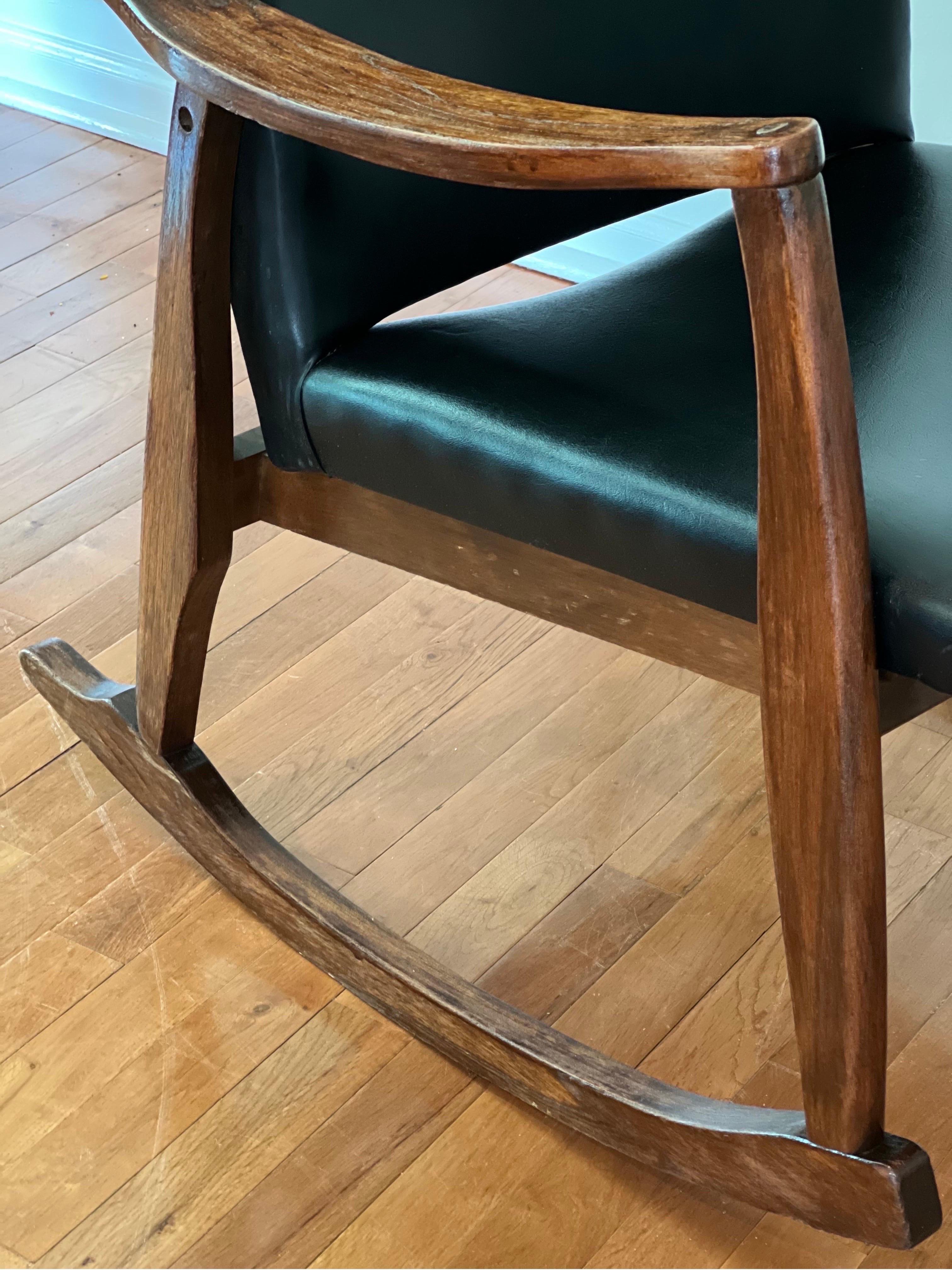 Milo Baughman Style Vintage Rocking Chair In Good Condition For Sale In Doylestown, PA