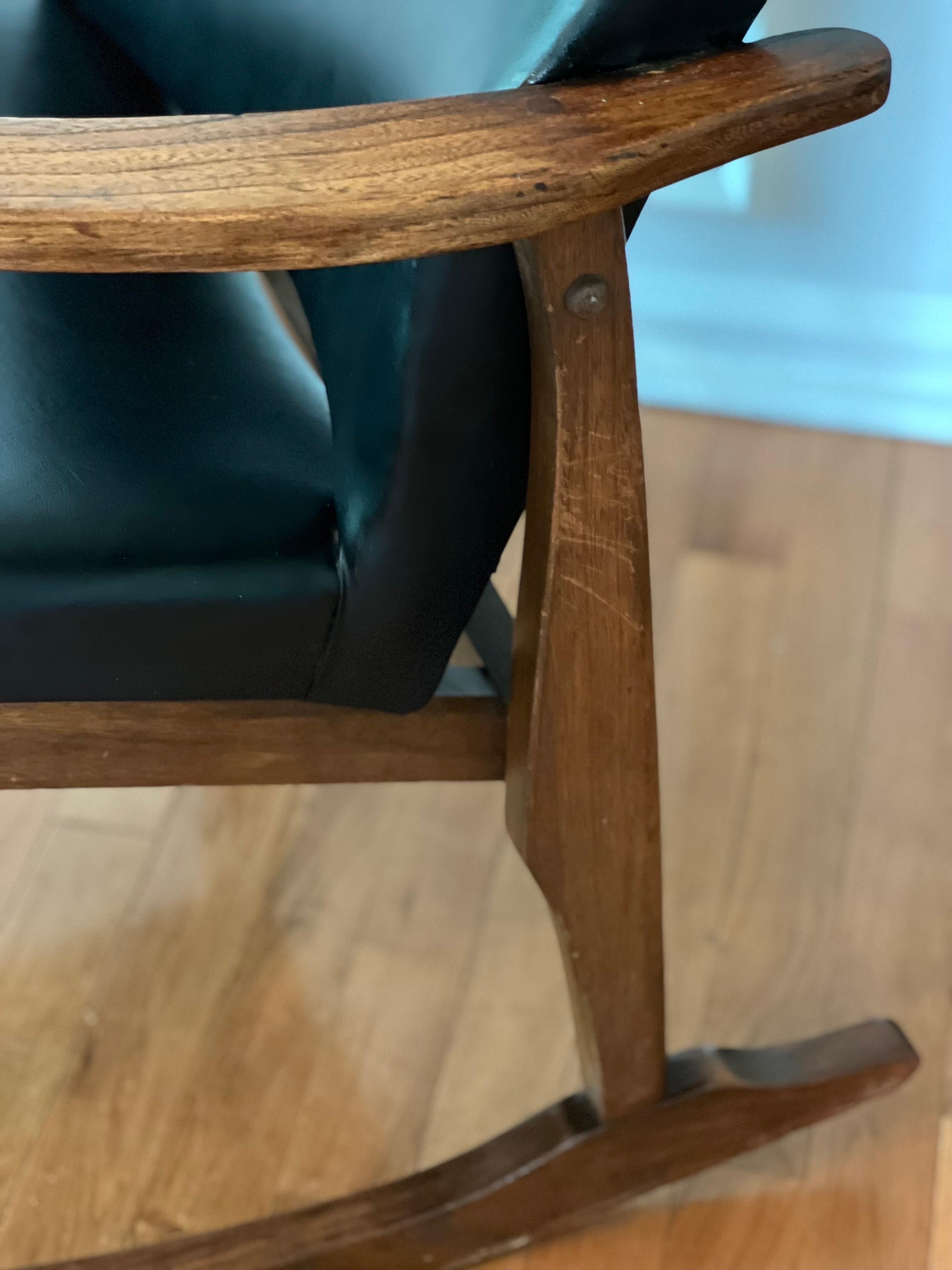 Naugahyde Sedia a dondolo vintage in stile Milo Baughman in vendita