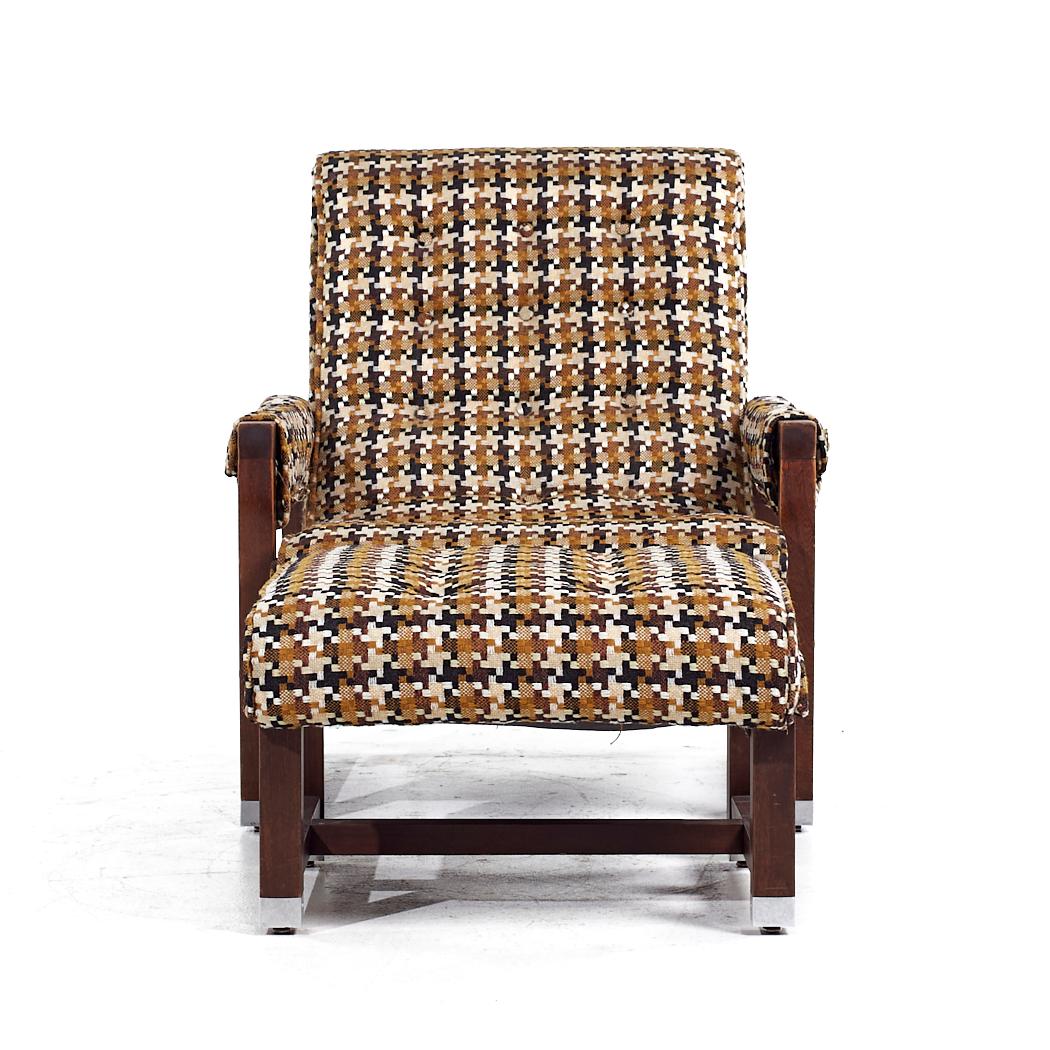 Milo Baughman Style Walnut Scoop Lounge Chair and Ottoman

The chair measures: 30 wide x 32 deep x 33.75 high, with a seat height of 15.5 inches and arm height/chair clearance of 20 inches
The ottoman measures: 23 wide x 23 deep x 15 inches
