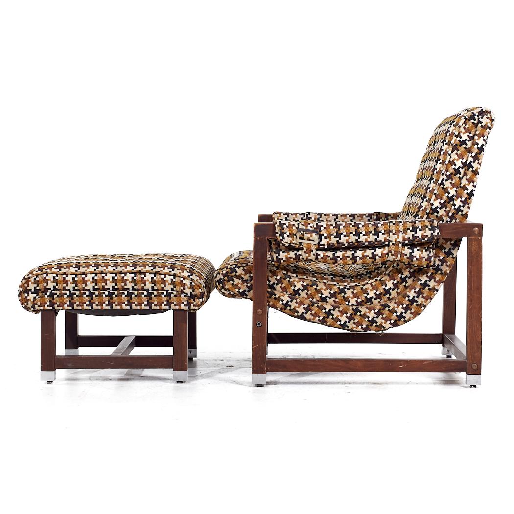 Chaise longue et pouf en noyer de style Milo Baughman en vente 1